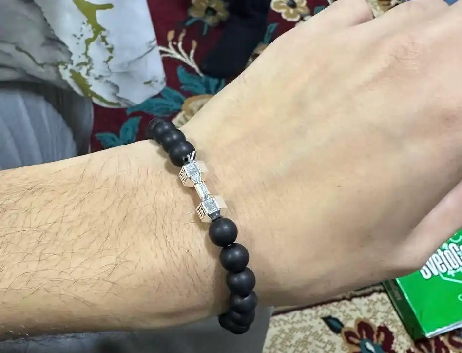 Erkaklar uchun gantelli shungitdan toq rangli bilaguzuk