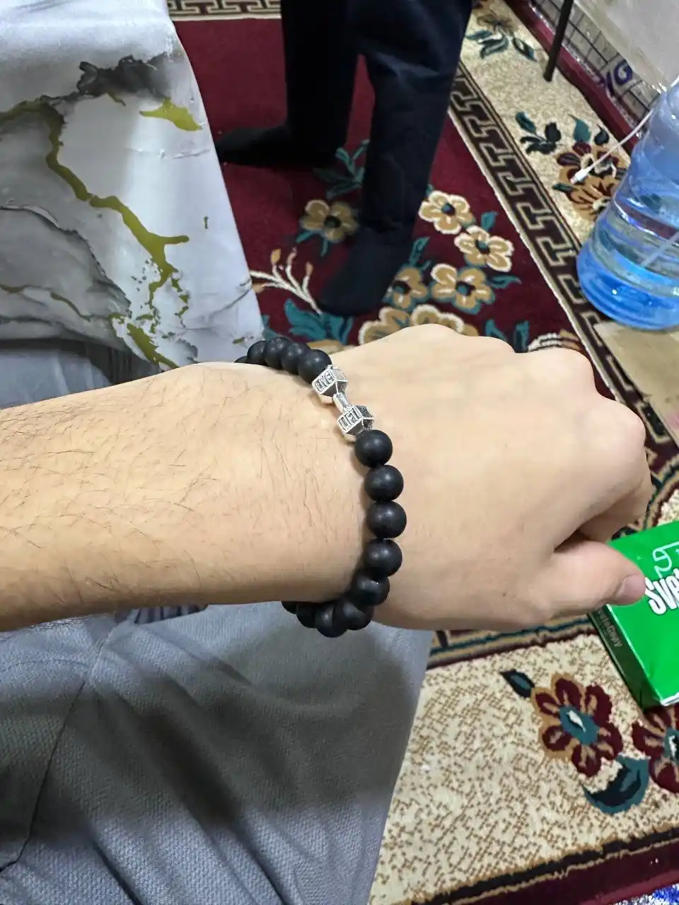 Erkaklar uchun gantelli shungitdan toq rangli bilaguzuk