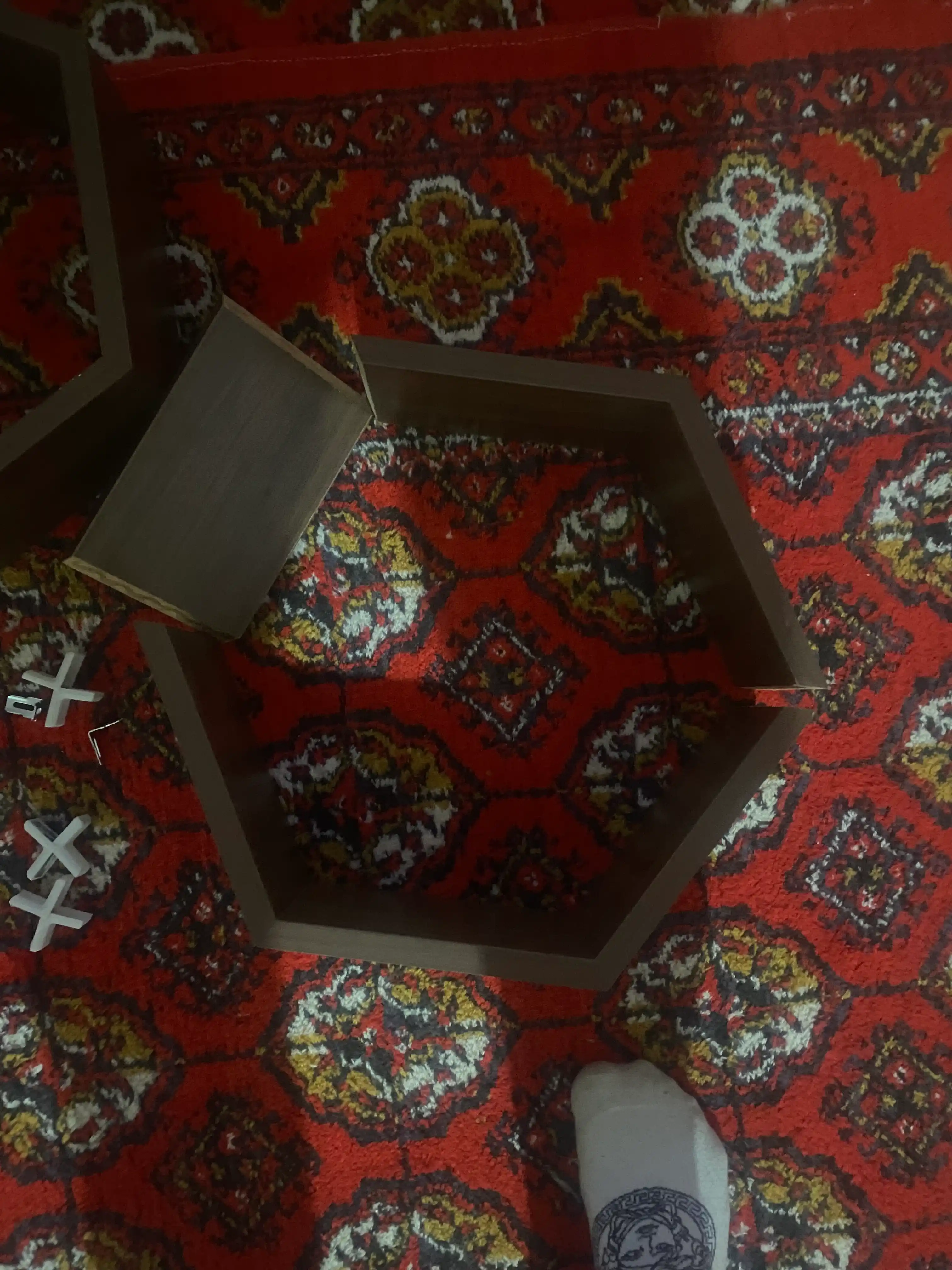 Olti burchakli devor tokchasi, 36×30×13 sm, LMDF, 3 xil rang