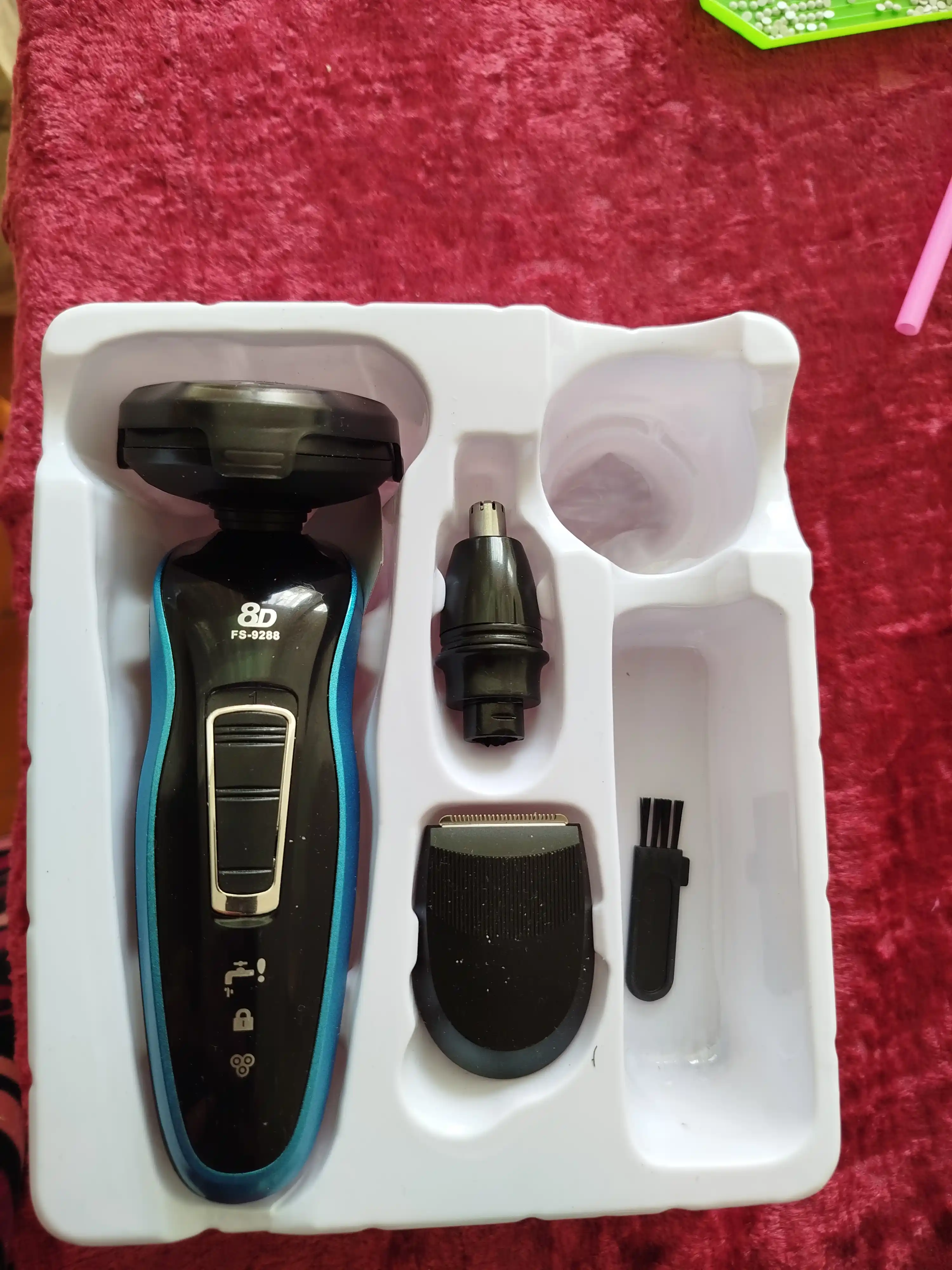 4D Shaver cho‘tkali 3x1 burun va quloq trimmerli elektr ustara