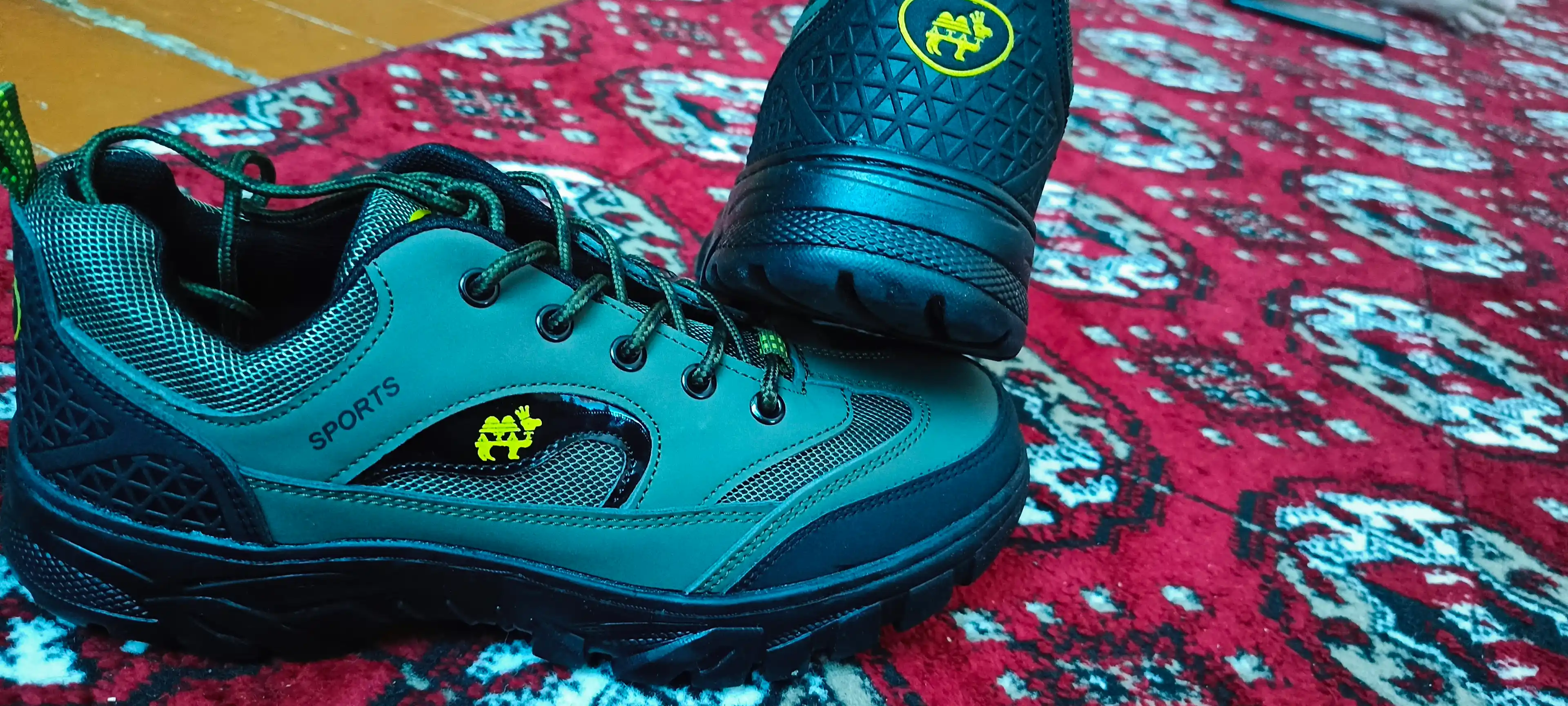 Erkaklar treking krossovkalari, kuzgi - qishki botinkalar