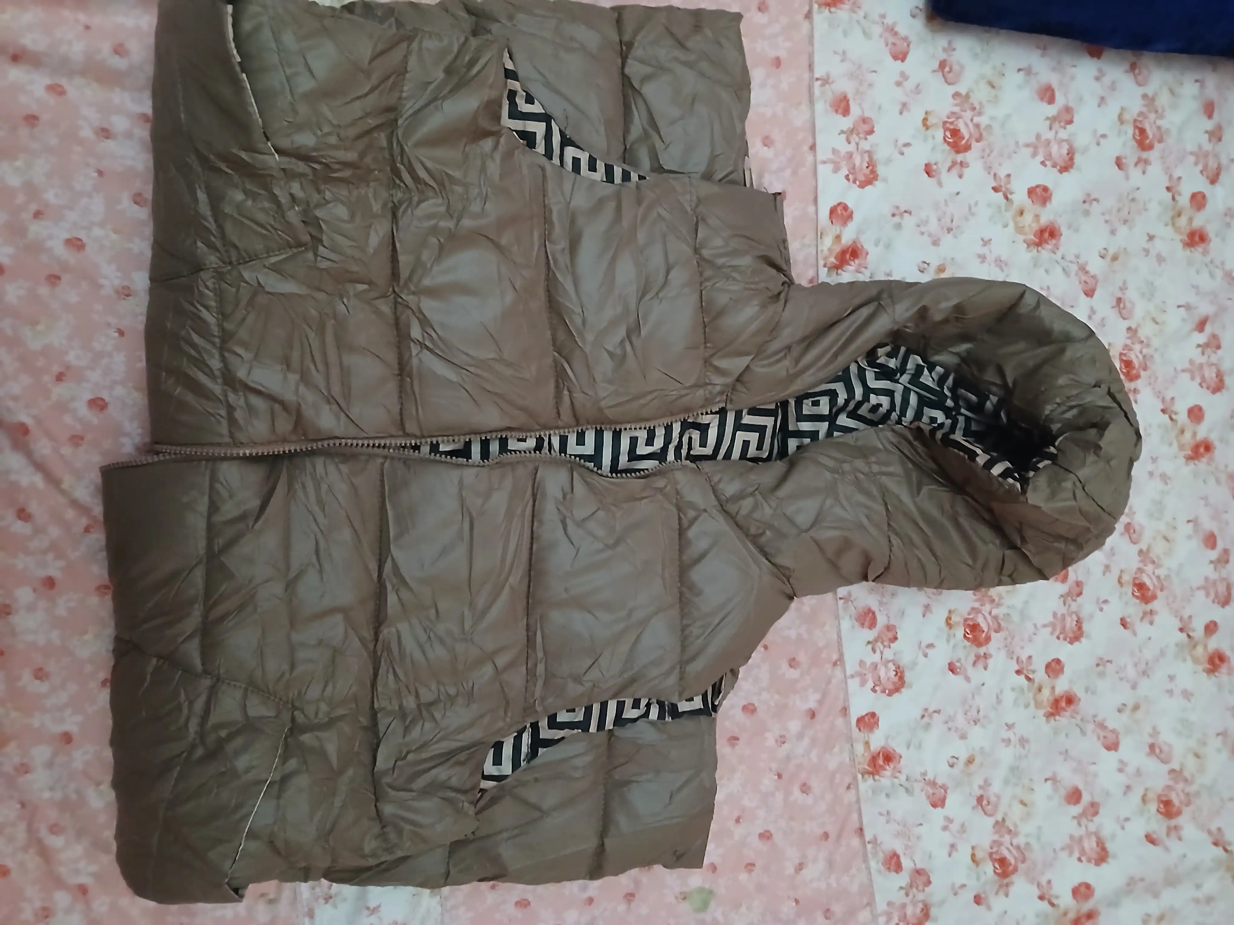 Issiq nimcha, kapyushonli yengsiz nimcha
