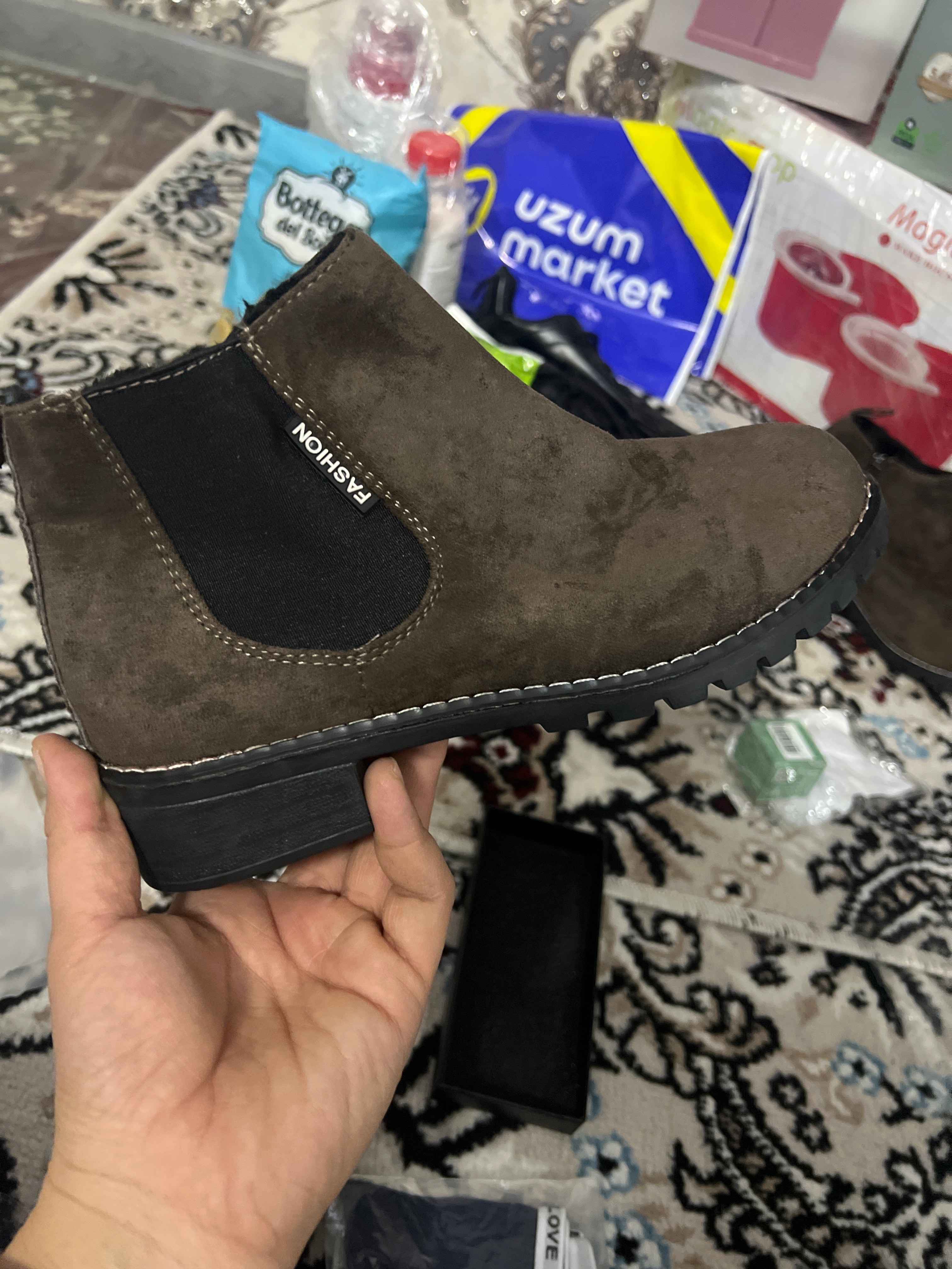 Ayollar dumbalarini chayqab, zoravonlik bilan chozadilar Woodmansda ruminiyalik ayollar