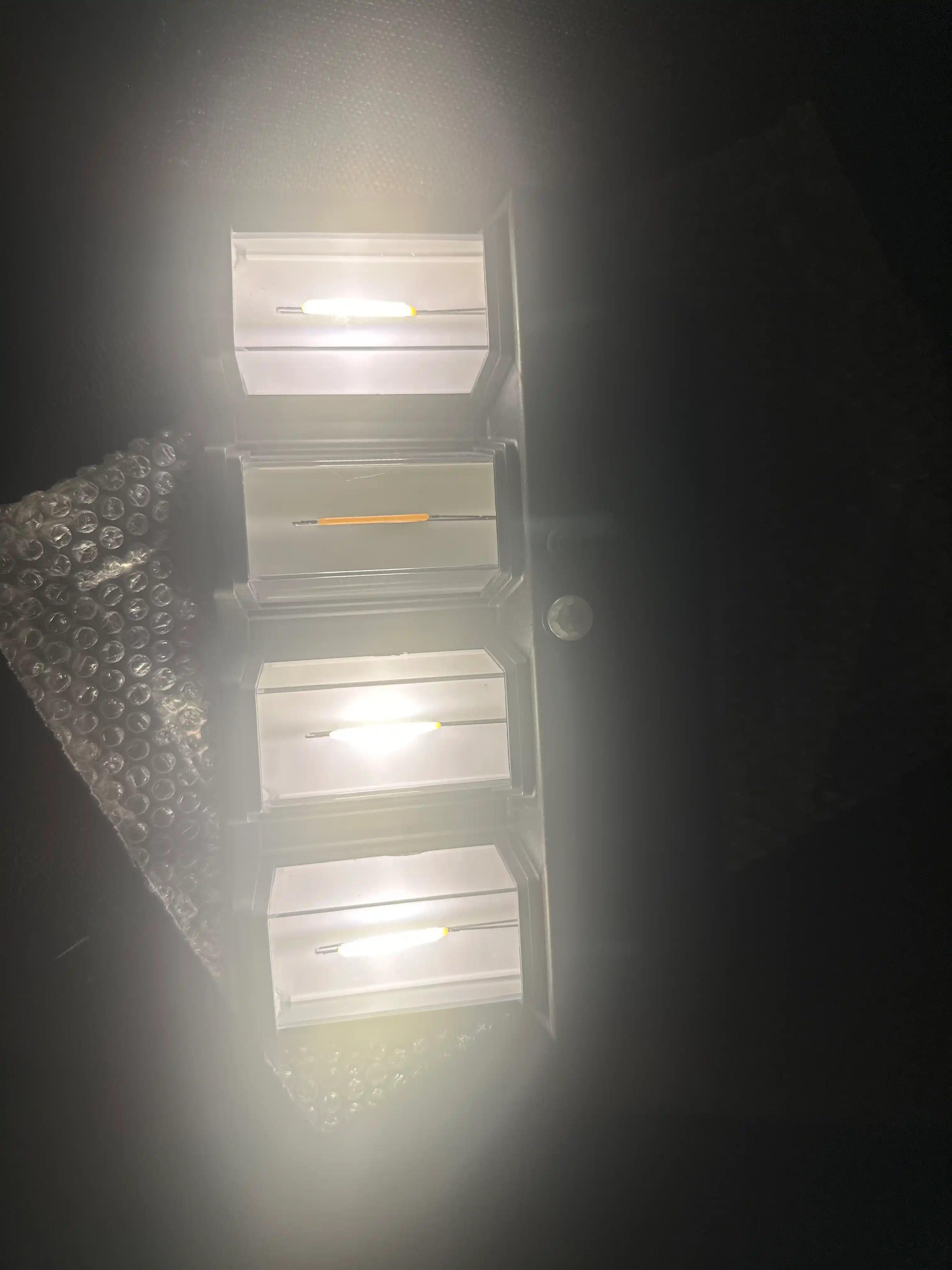 Led lampali quyosh ponelli chiroq, qorongulikda avtomatik yoritish xususiyatiga ega