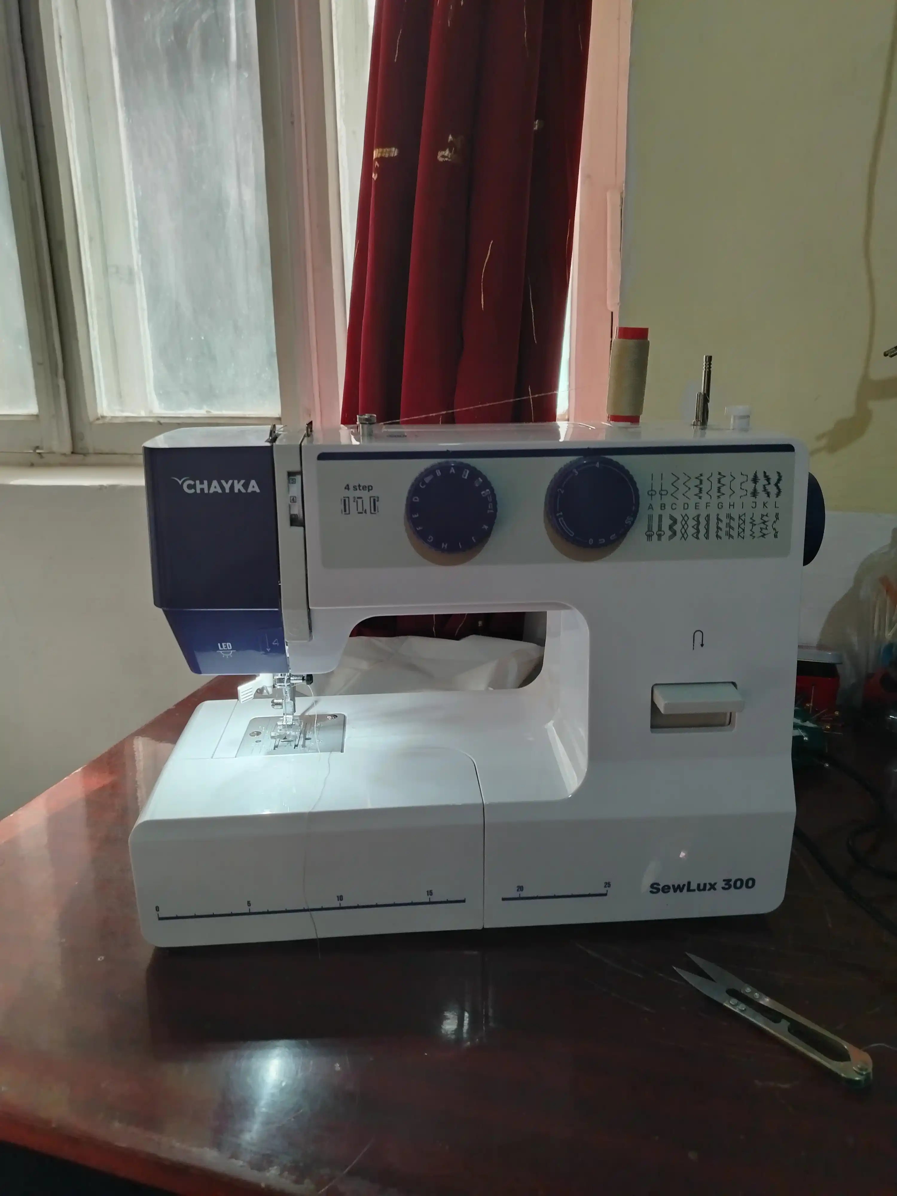 Tikuv mashinasi CHAYKA SewLux 300