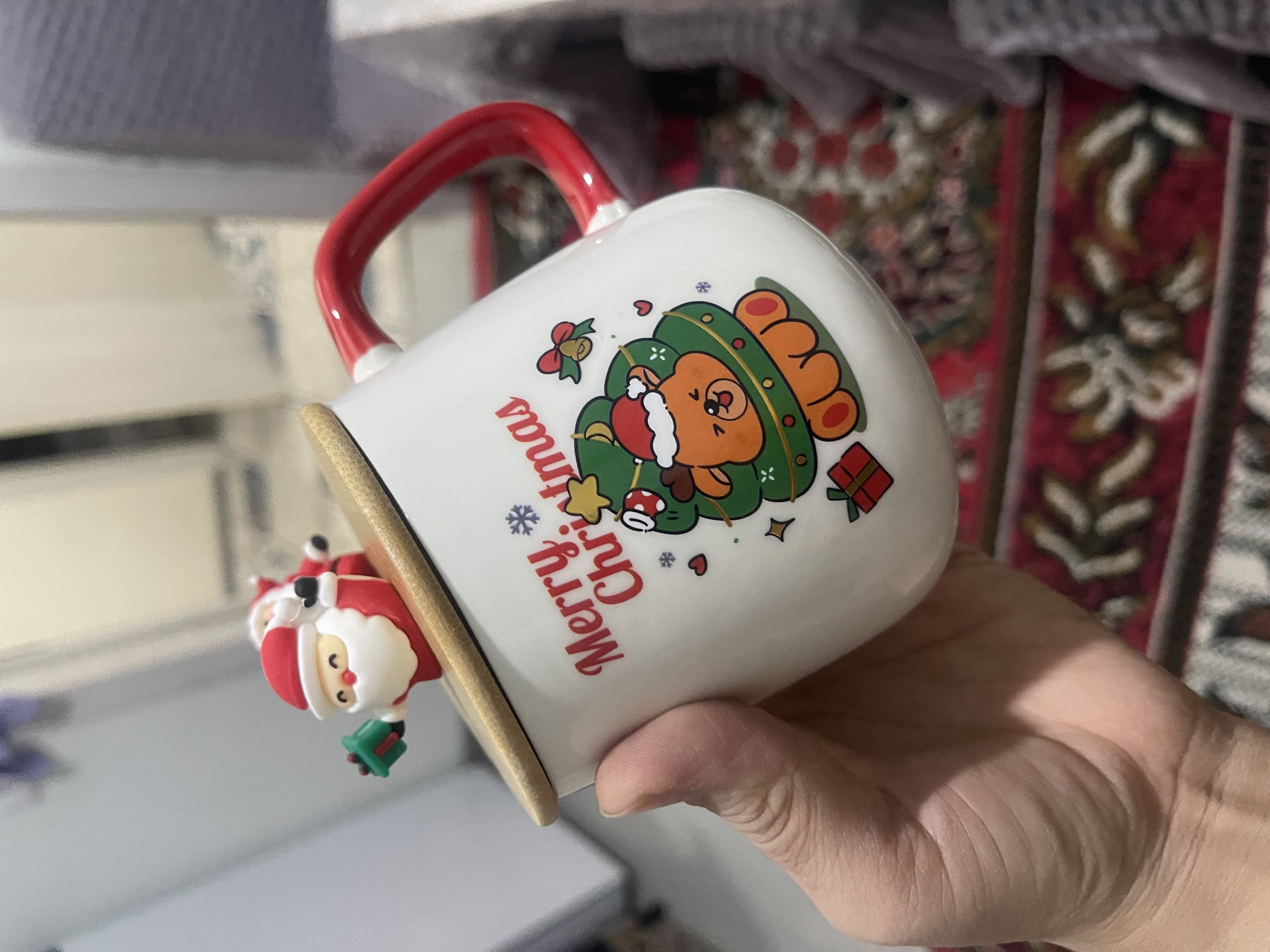 Sovg'a qutisiga qopqoq va qoshiq bilan keramik yangi yil krujkasi