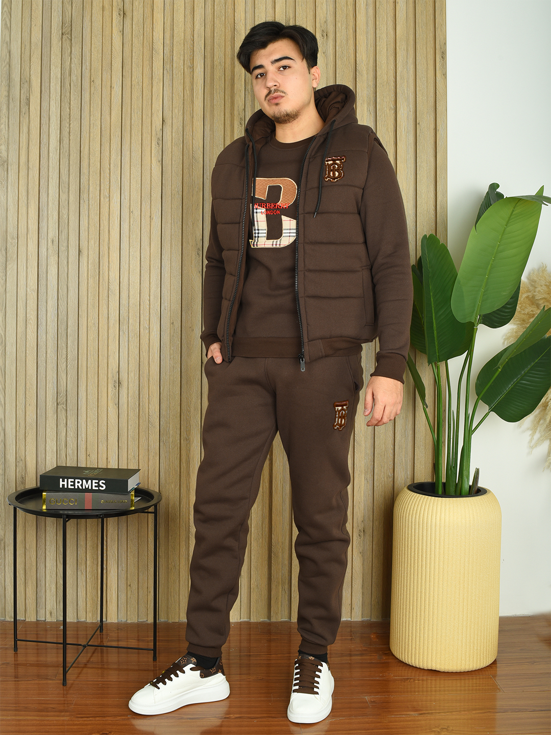 U hammani navbat bilan soradi