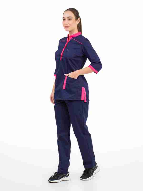 U silikon tamponlar bilan qizning anusini yalaydi, ular orasida jinsiy olatni yoqimli his qiladi. Lolilar porno onlayn