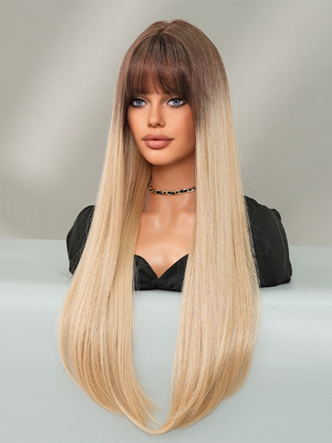 Jinsiy kiyimdagi va yalangoch ayollar