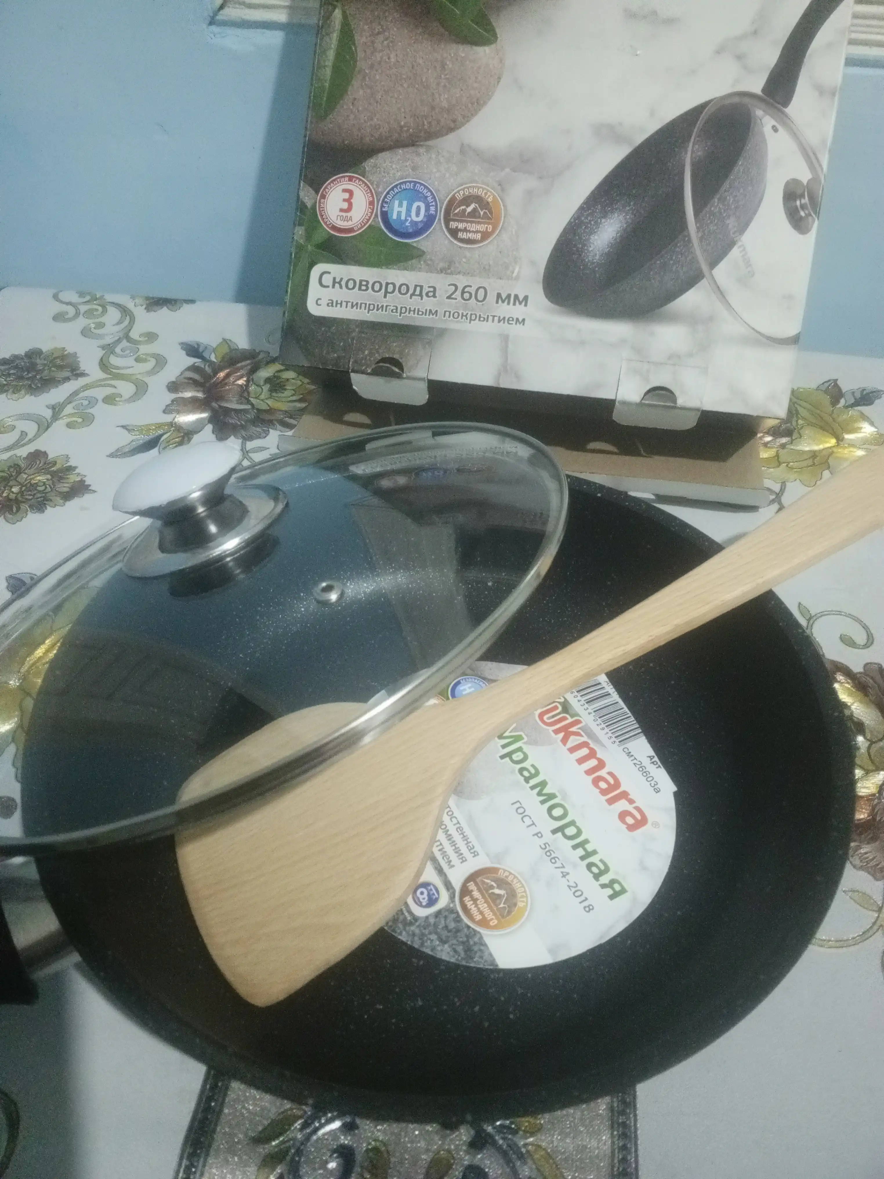Tova Kukmara yopishmaydigan qoplamali, qora marmar tutqich va shisha qopqoq bilan