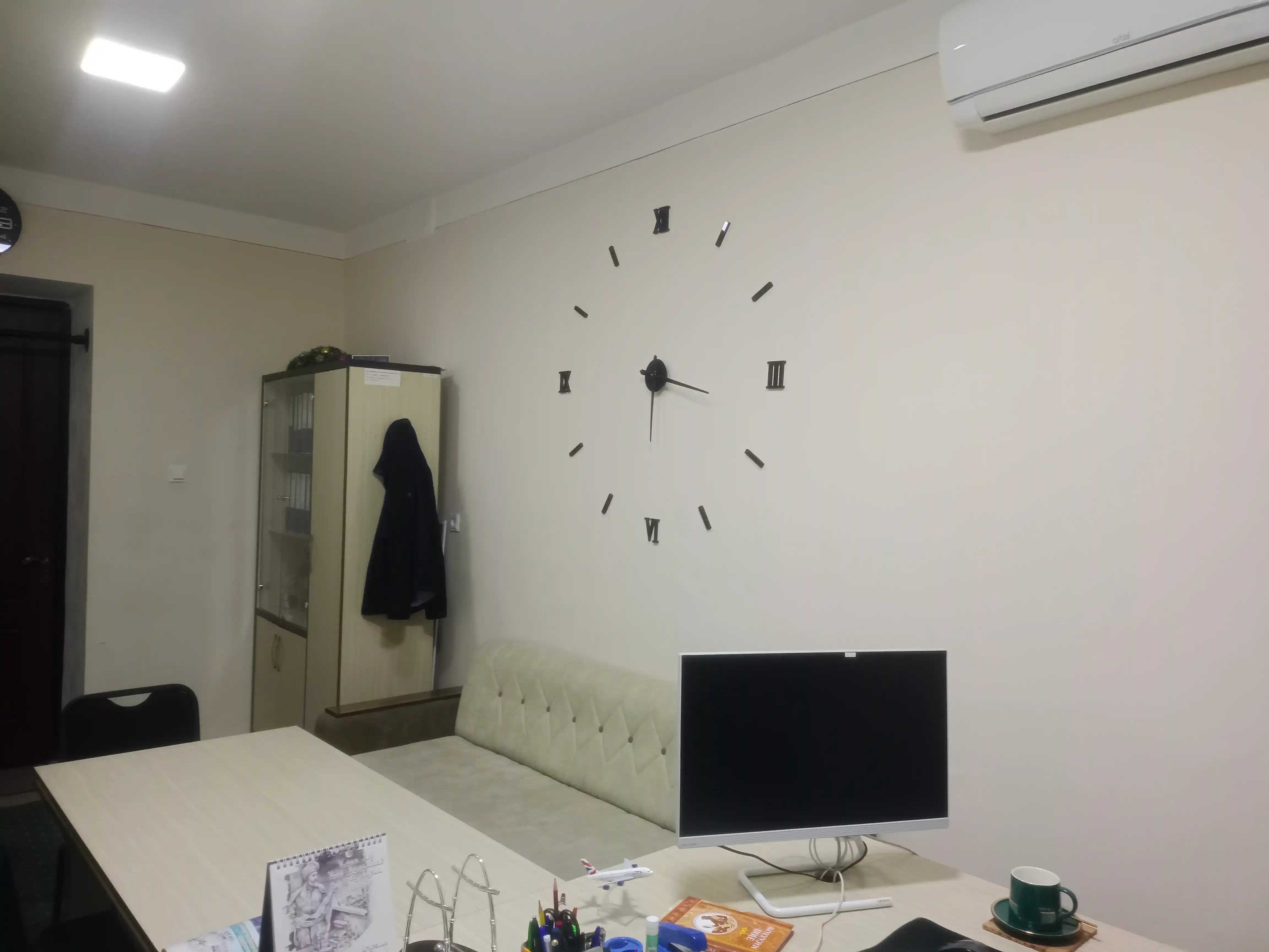 Devor soati, 3D effektli, rim raqamlari