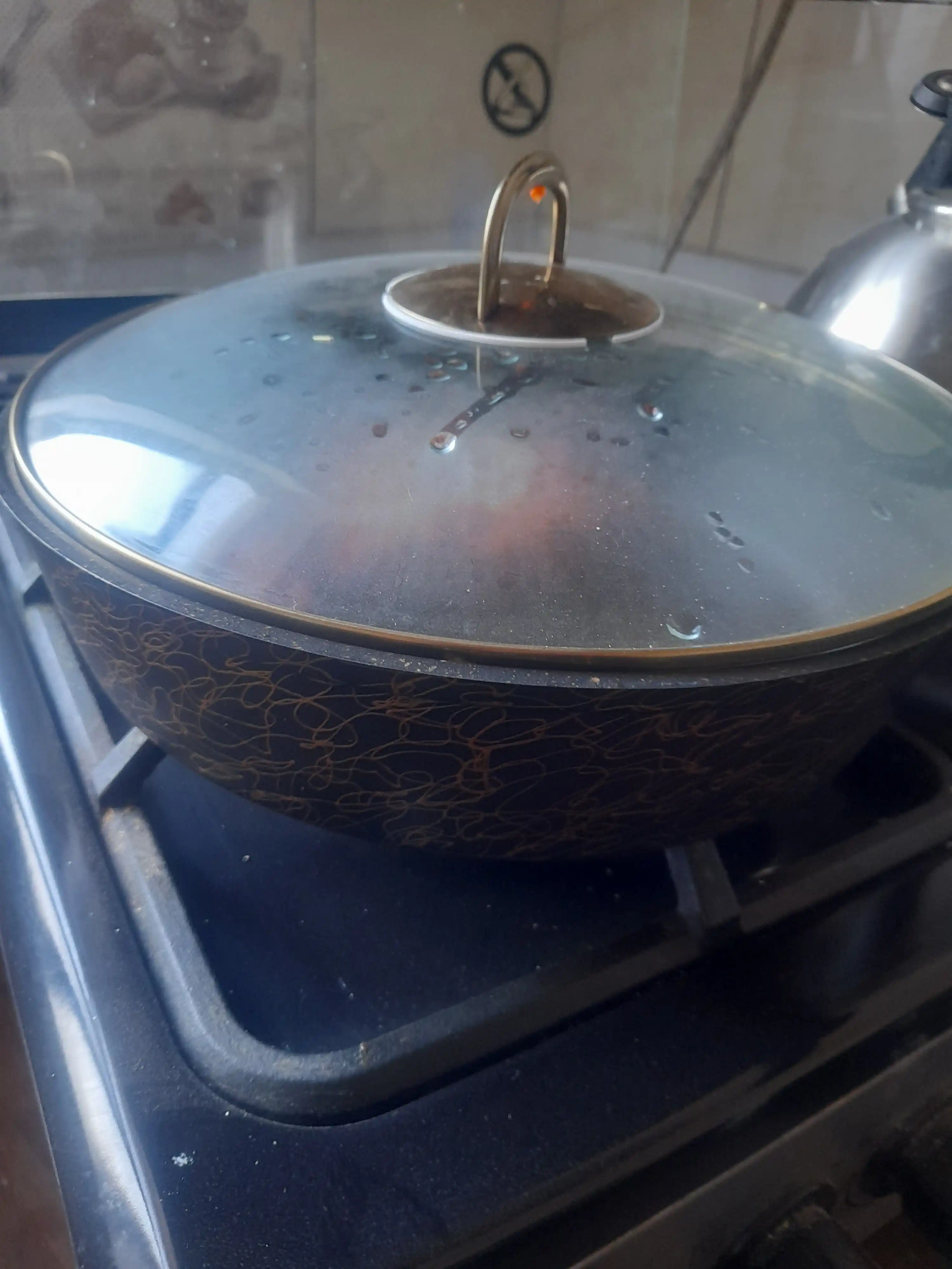 Tova Kukmara "Gratsiya" tutqichli, shisha qopqoq bilan, qora va oltin