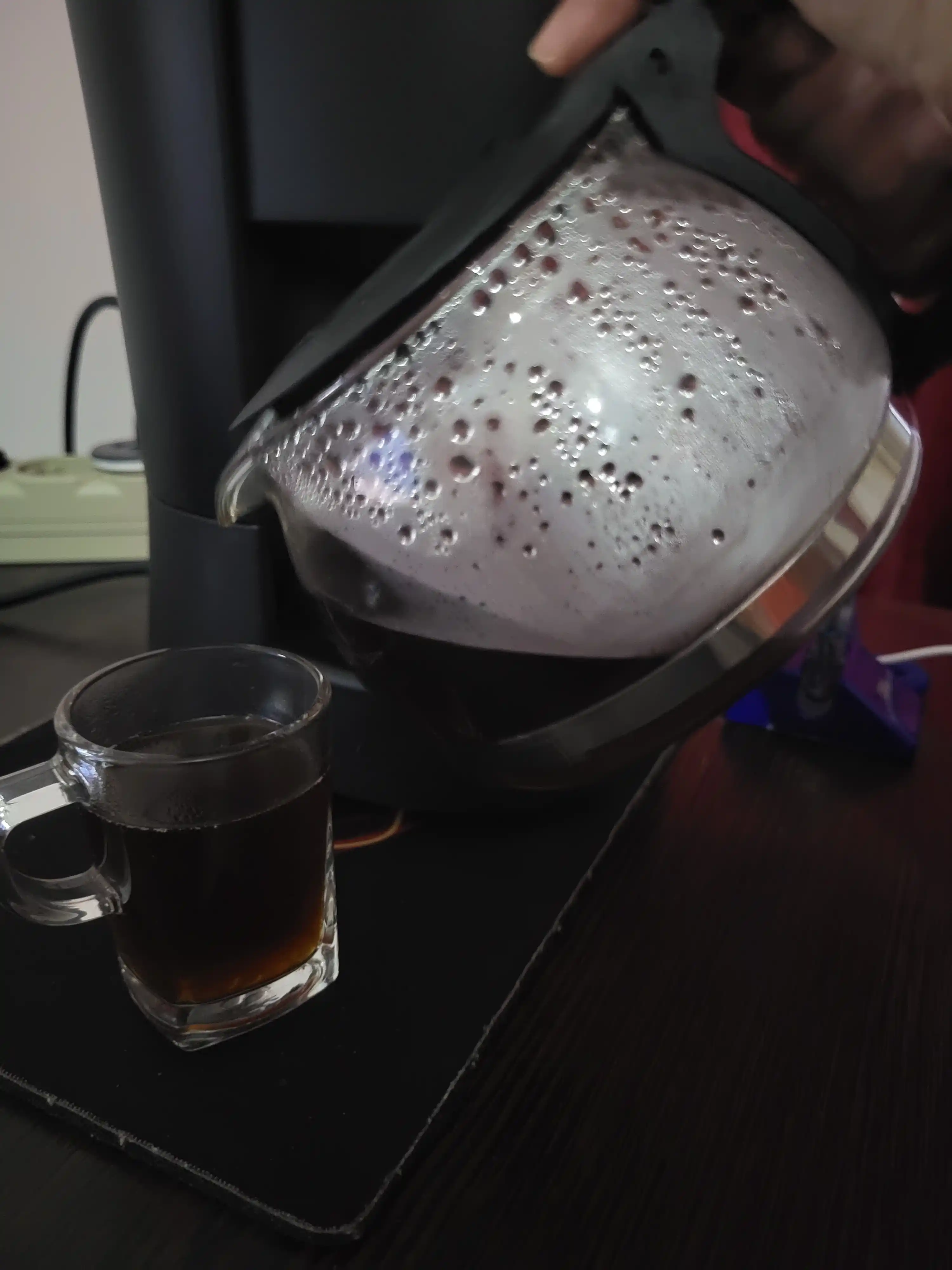 ARDESTO YCM-D060 tomchilatib qahva qaynatgich, hajmi 600 ml, tejamkor energiya sarfi 650Vt