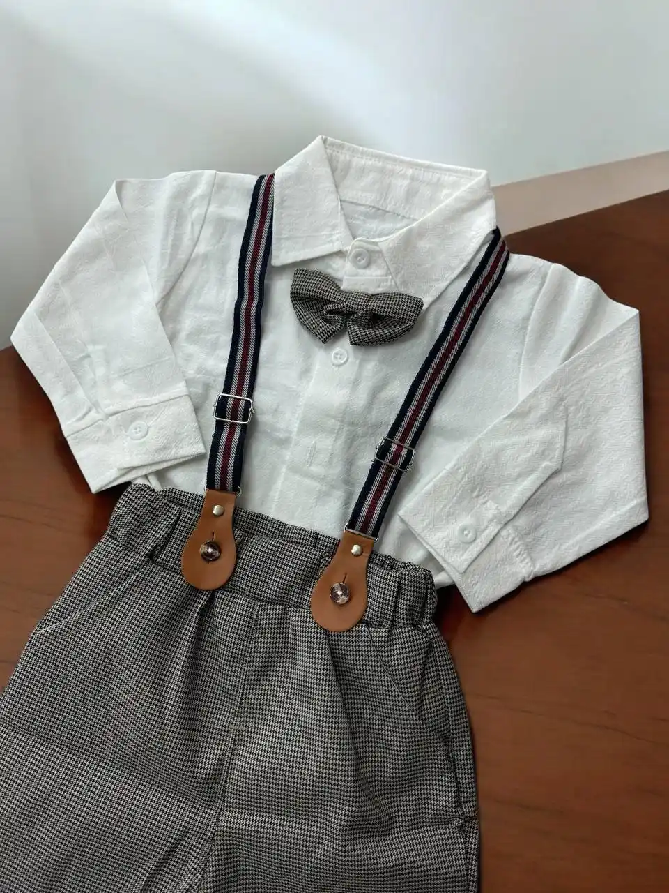 Klassik bayram kostyumi O'g'il va qiz bolalar uchun