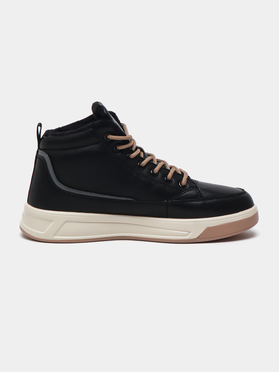 Chiroyli mushukchali keksa ayol