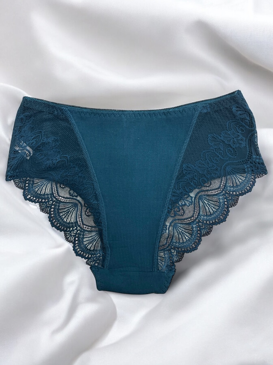 Мас қыз аяғын жайып жатыр