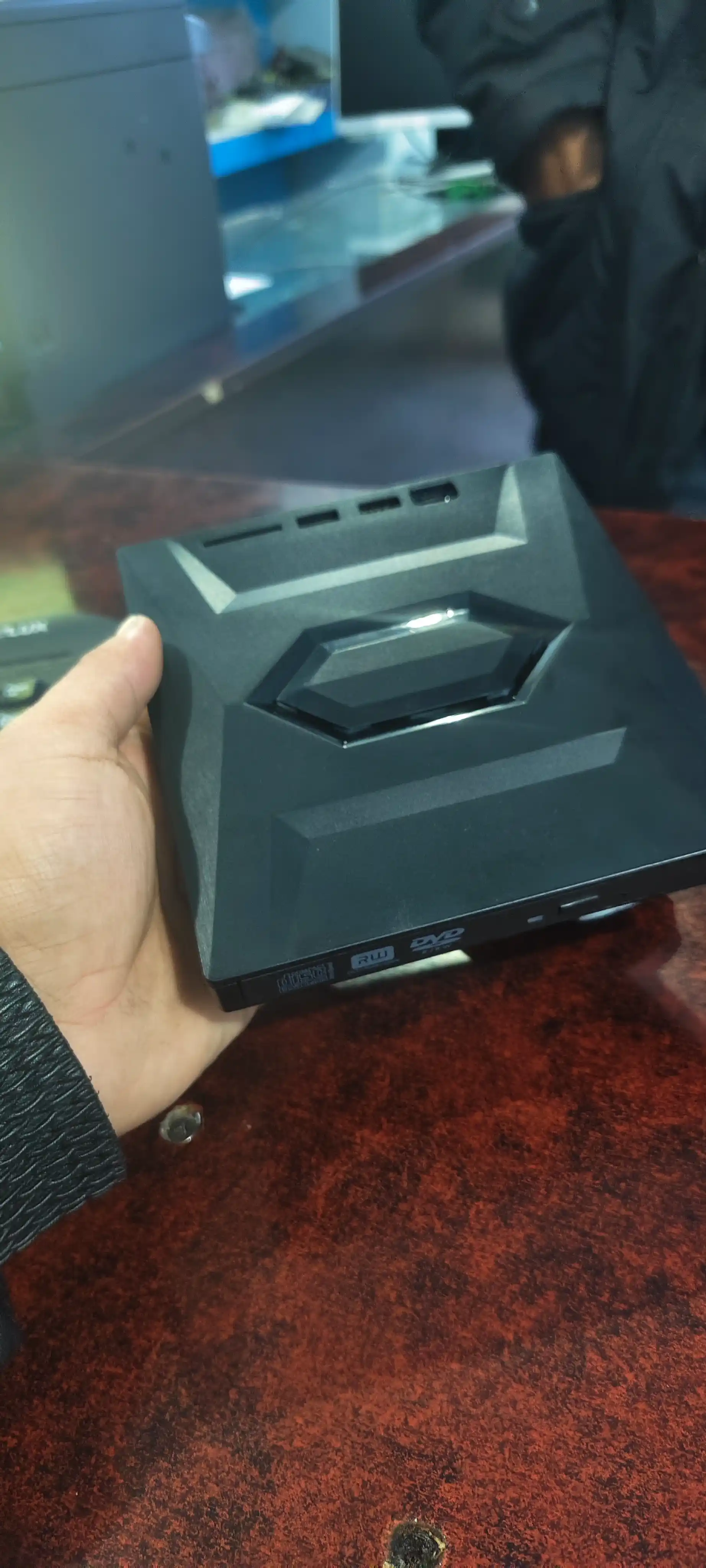 Tashqi optik DVD ROM qurilma, Usb va Type-C, Usb hub, Micro SD va SD card reader