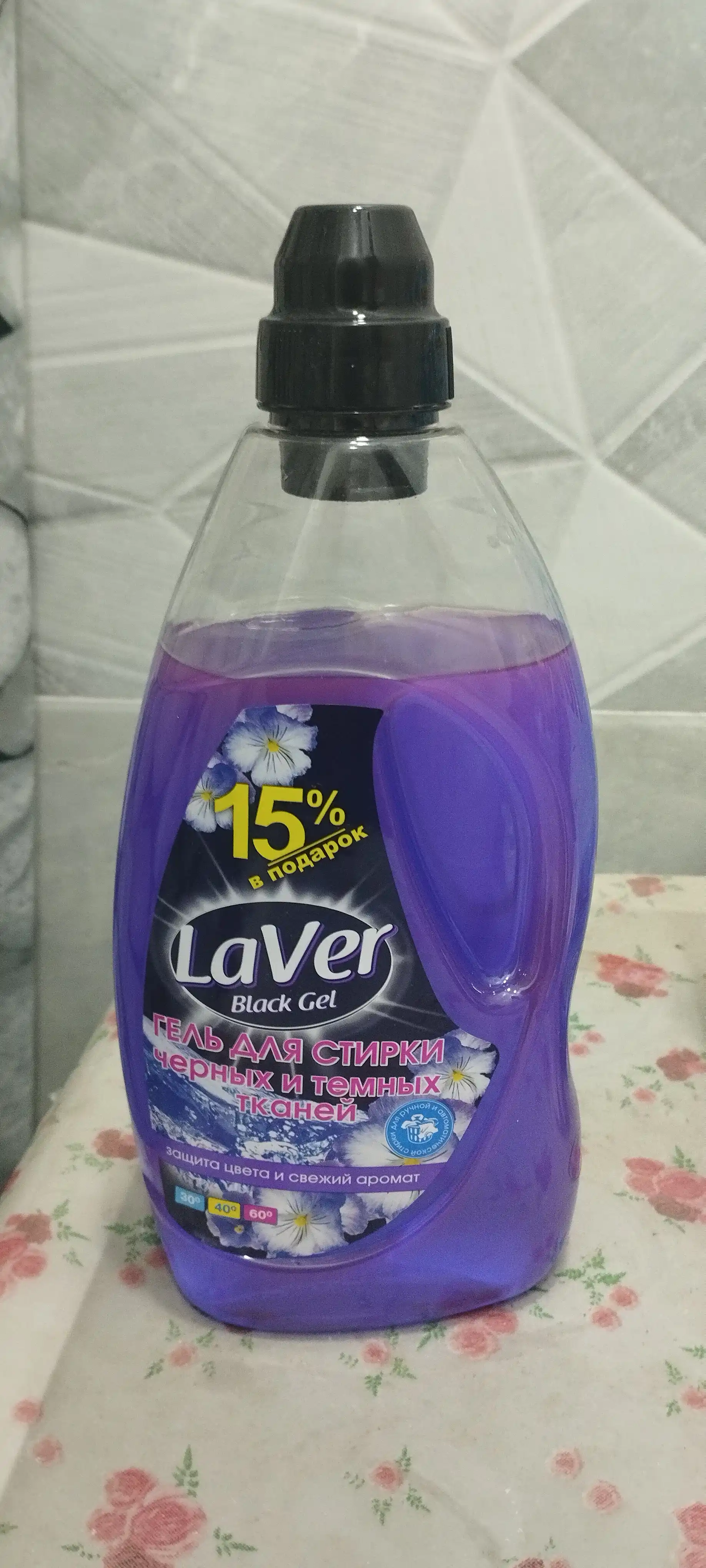 Qora va quyuq matolarni yuvish uchun gel, o'lchov qopqog'i LaVer Black Gel, 1.15 litr