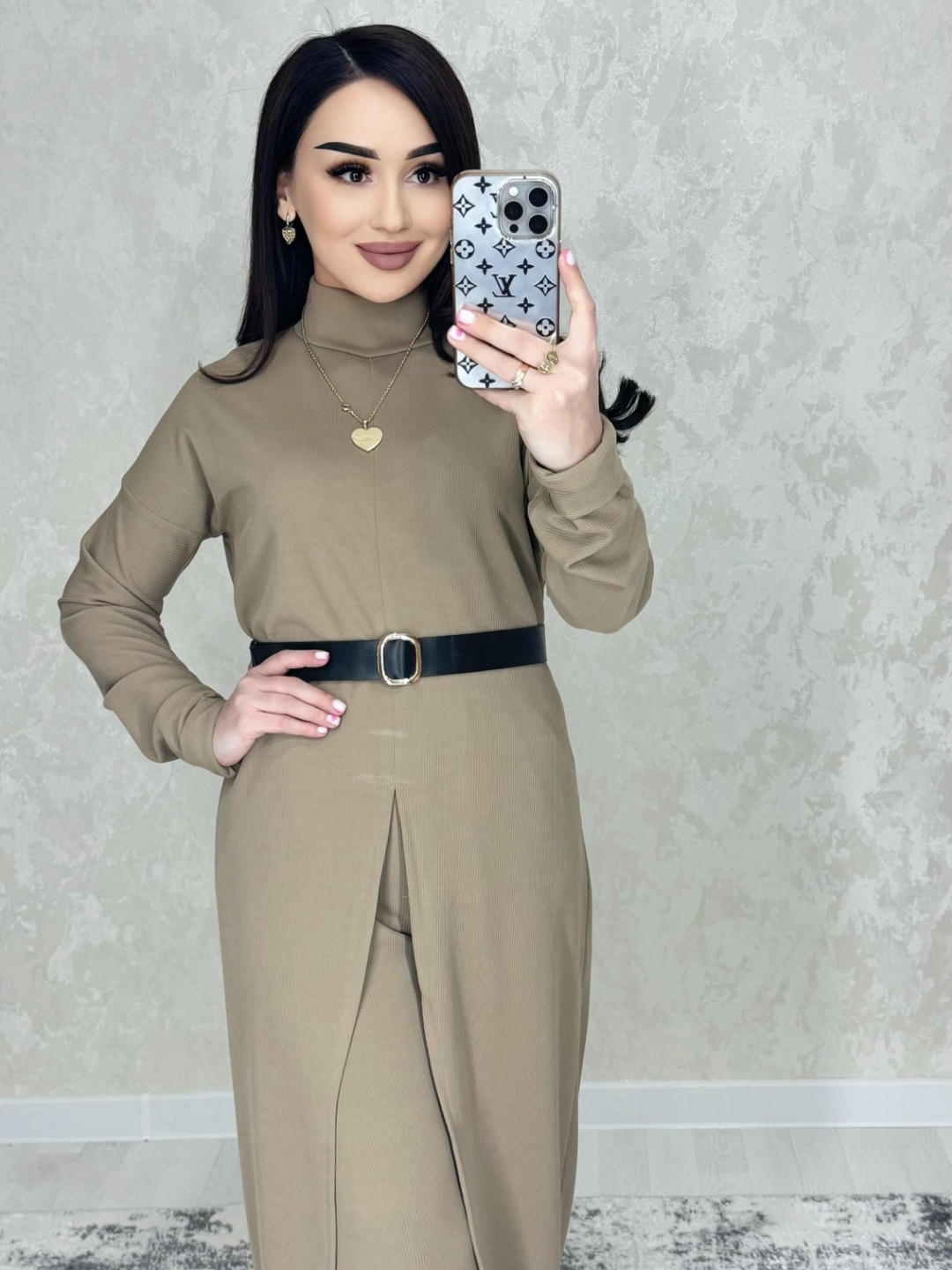 Ayol politsiya porno Spermani yalab olishga imkon beradi