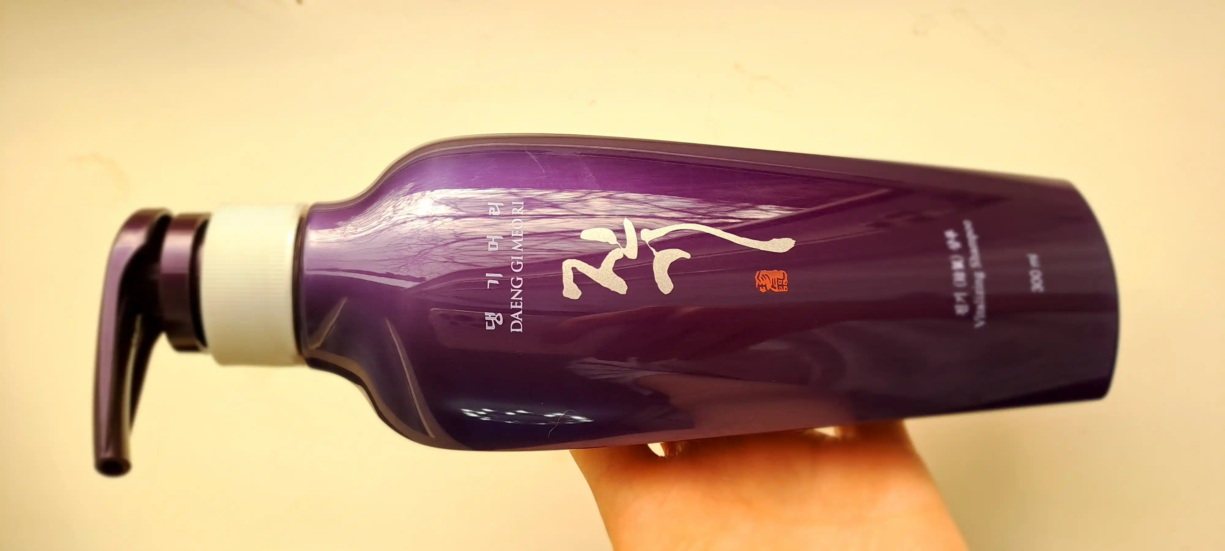 Shikastlangan sochlar uchun, soch to'kilishiga qarshi shampun Daeng Gi Meo Ri, 300 ml