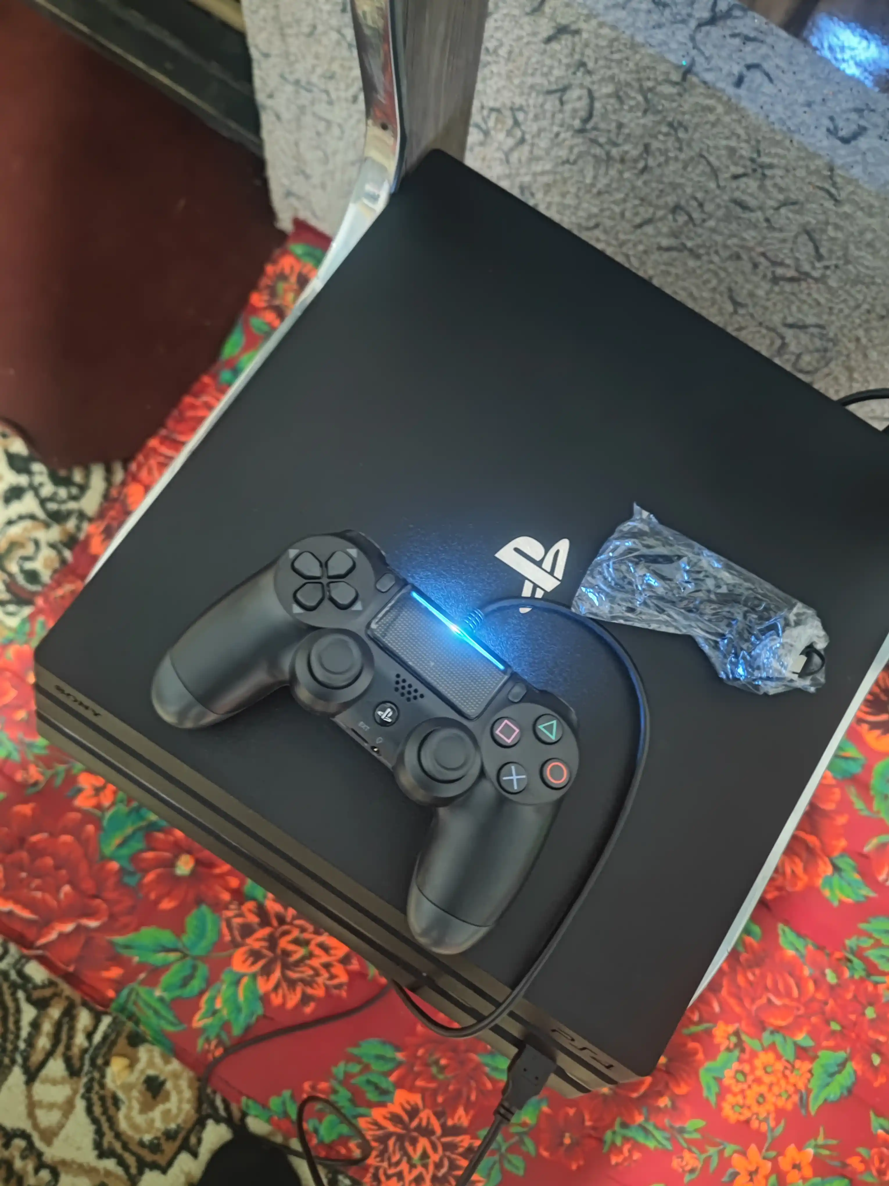 PlayStation 4 Pro, 1TB, o'yinlar va 2-joystik bilan