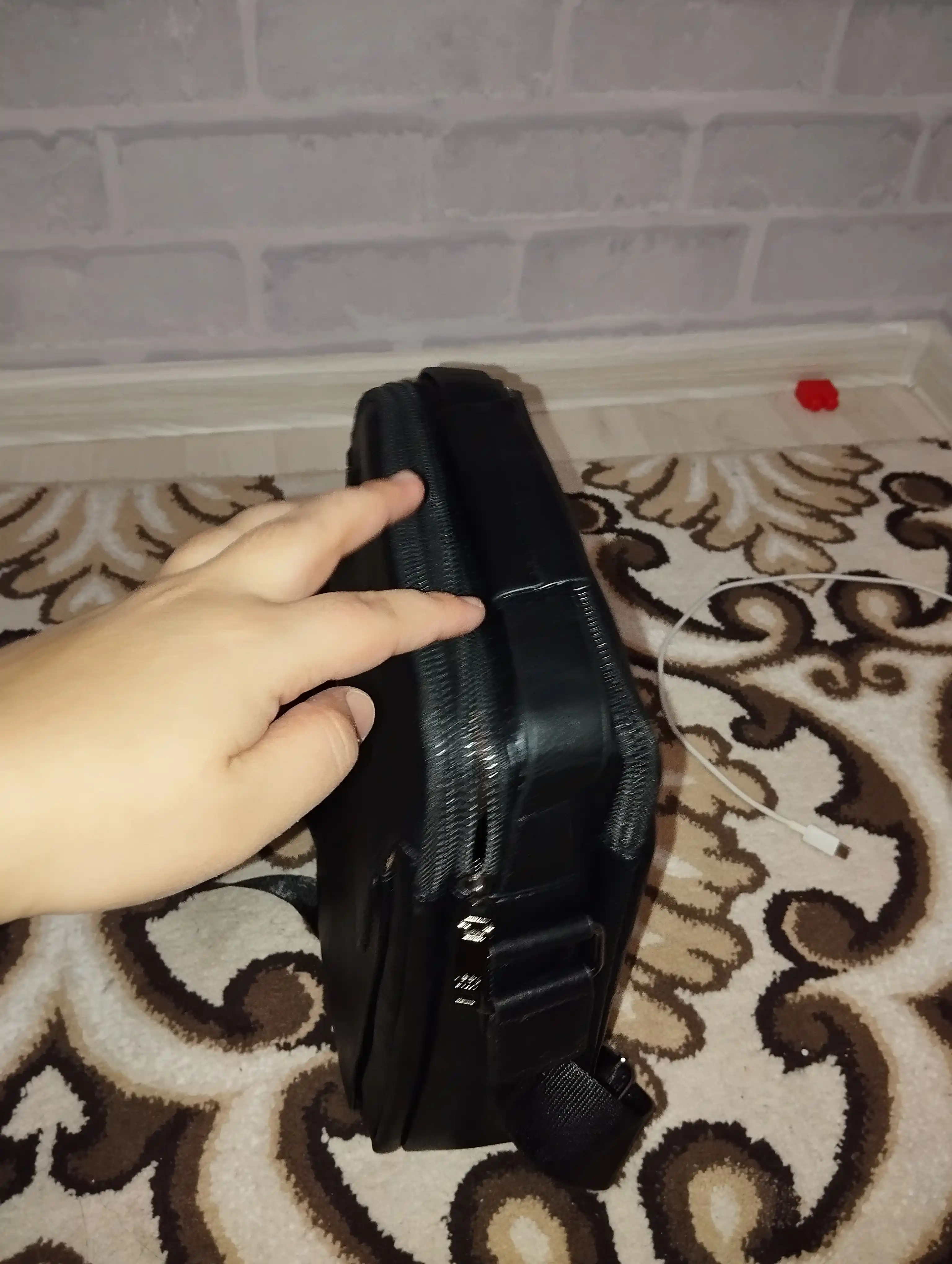 Erkaklar uchun yelkama sumka, charmdan