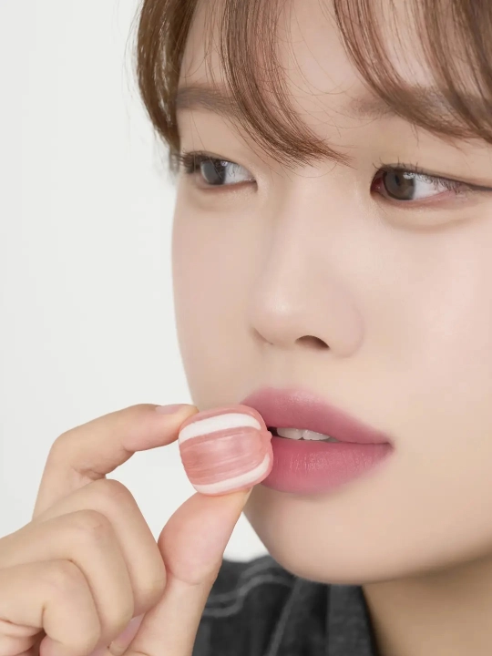 Suvga chidamli, tabiiy qoplama bilan namlovchi tint Rom&nd Bare Water Tint