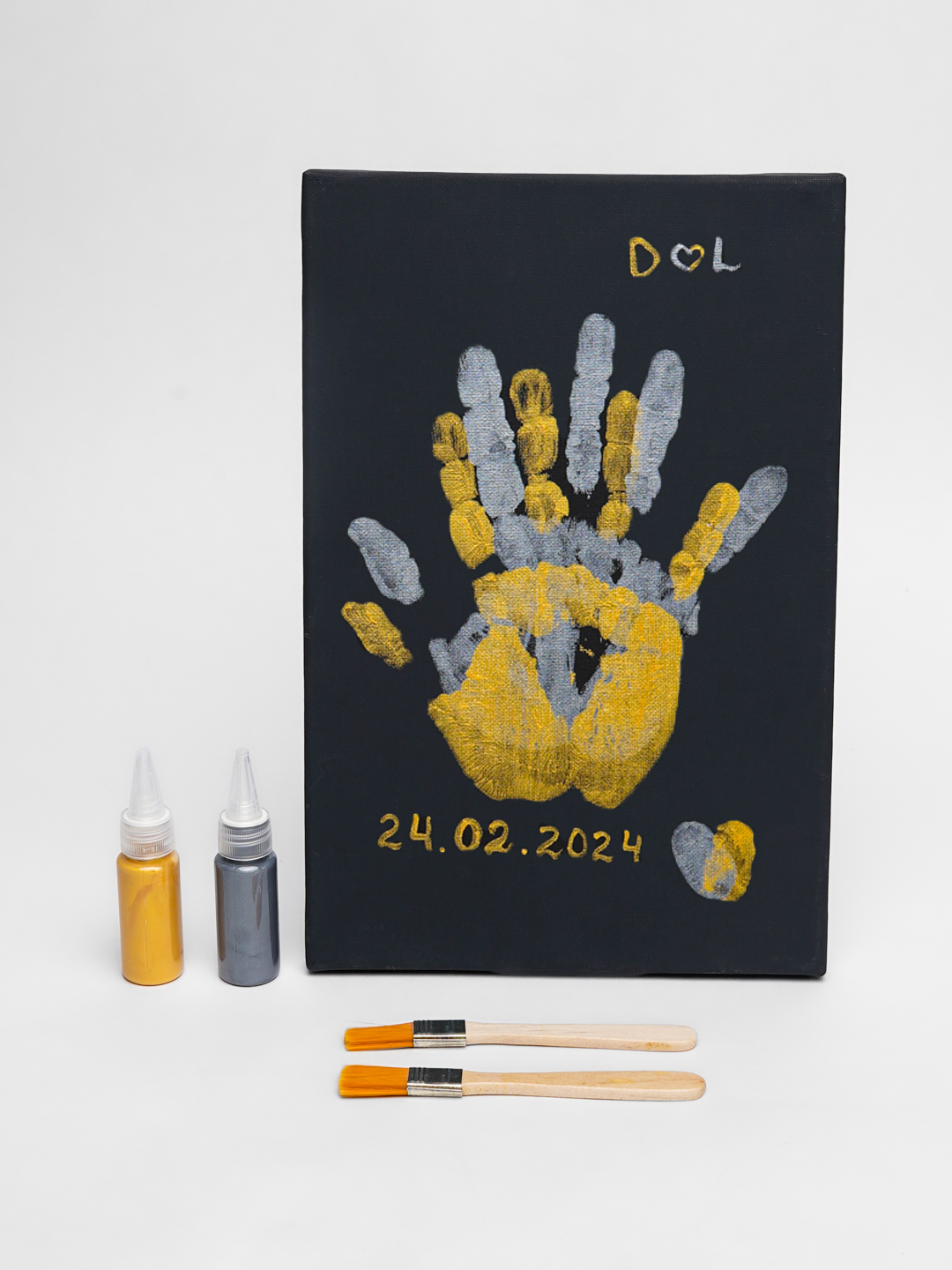 Mushukidagi narsalar bilan kochada yuradi