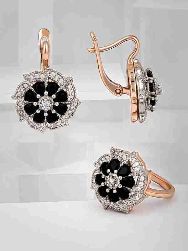 Oyoqlari orasidagi erotik qizning fotosurati Kelinnikida jinsiy bachelorette partiyasi