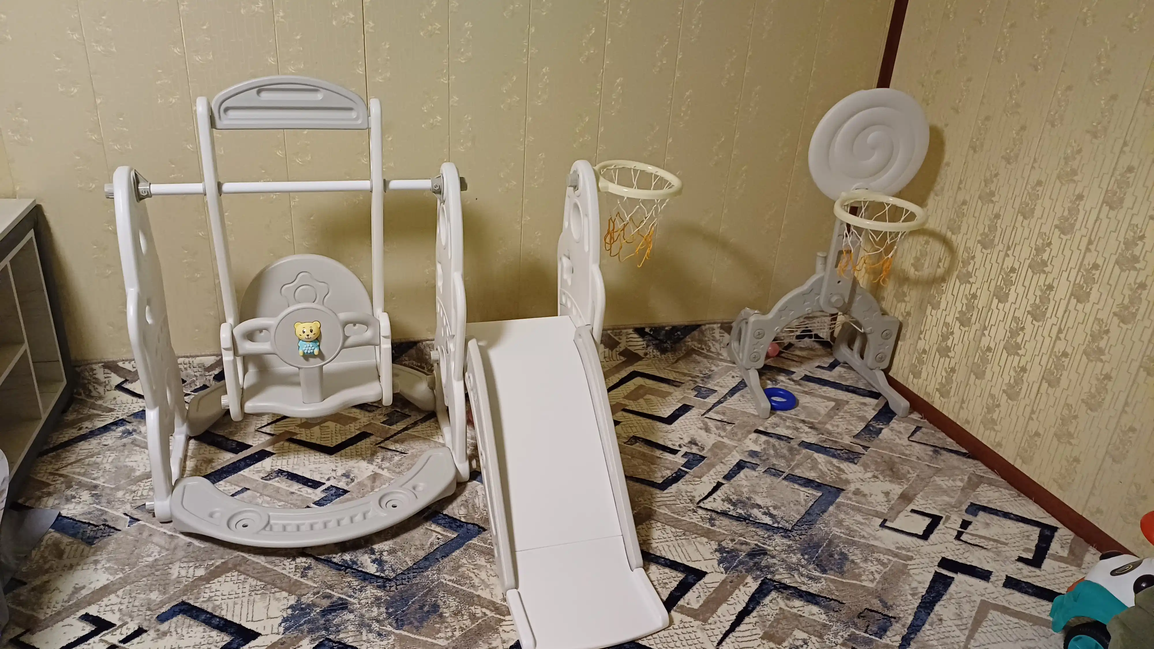 Игровой комплекс, горка, качели,баскетбольное кольцо, бассейн с шариками, детская площадка