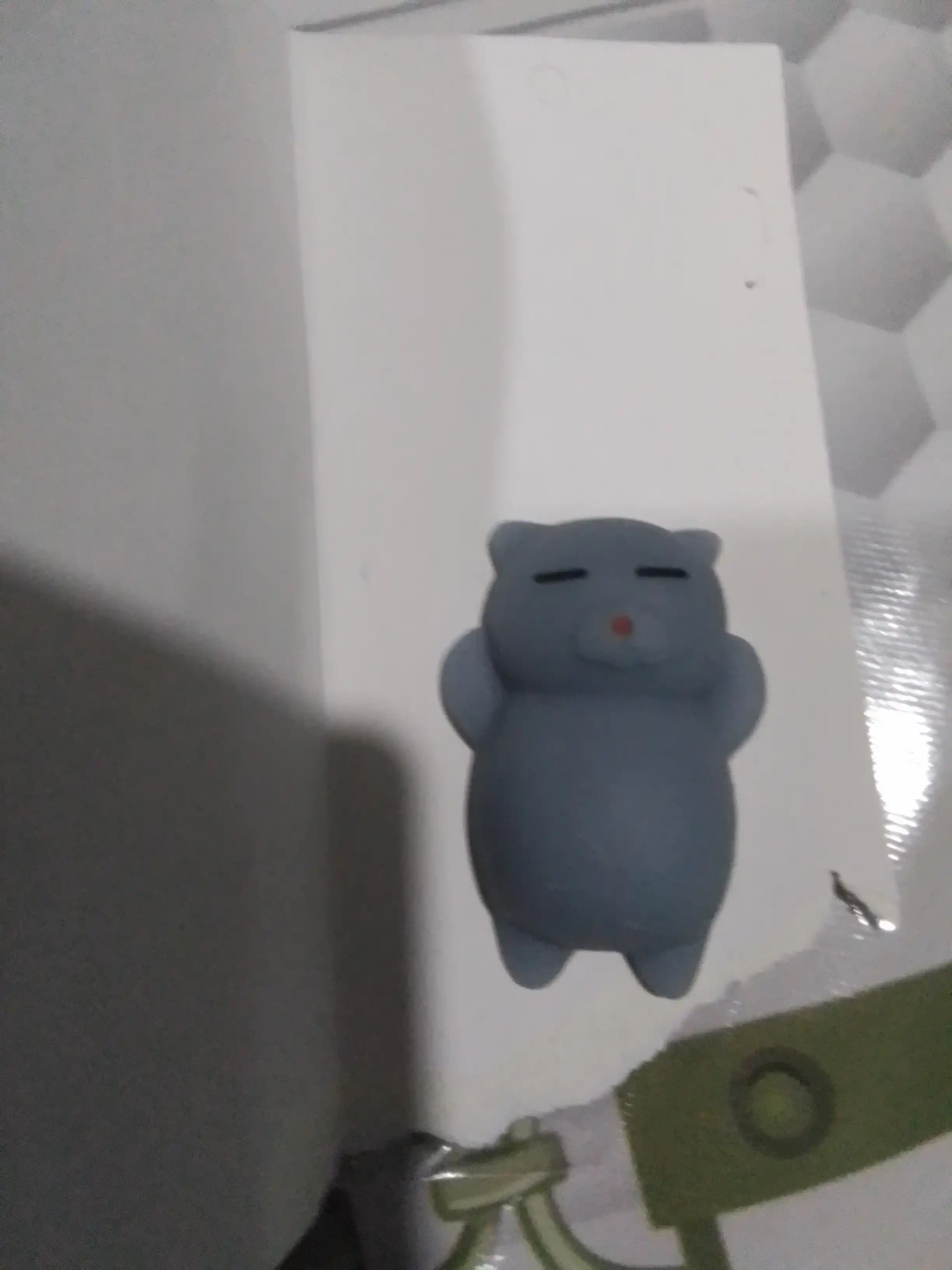 Mushuk Mochi telefonida stressga qarshi skvish o'yinchoq