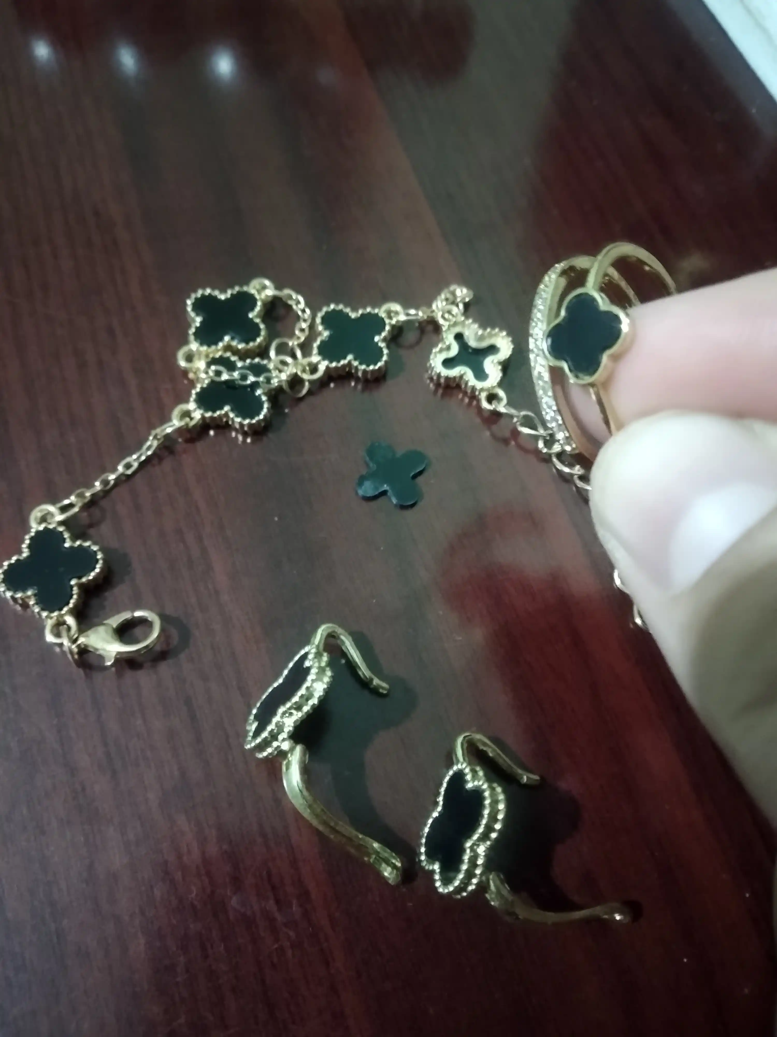 Ayollar bilaguzugi, beda, kapalak, toshli bijuteriya