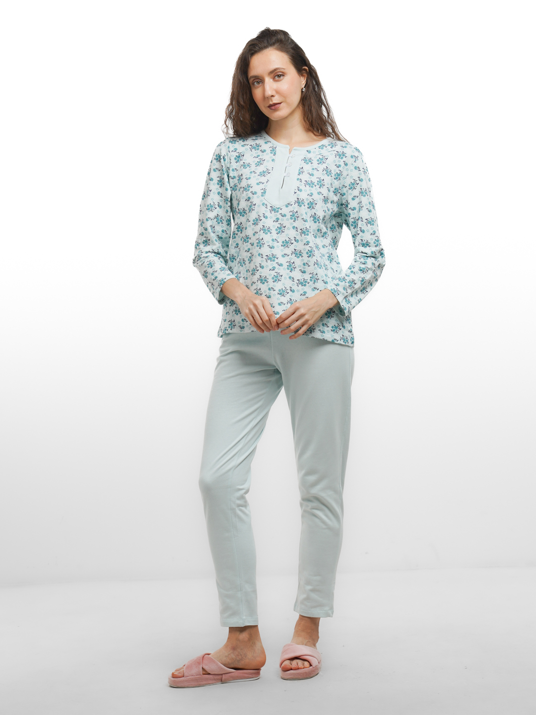 Yosh tuynukning yaqindan surati Yoshlar ajoyib jinsiy aloqada bolishadi.