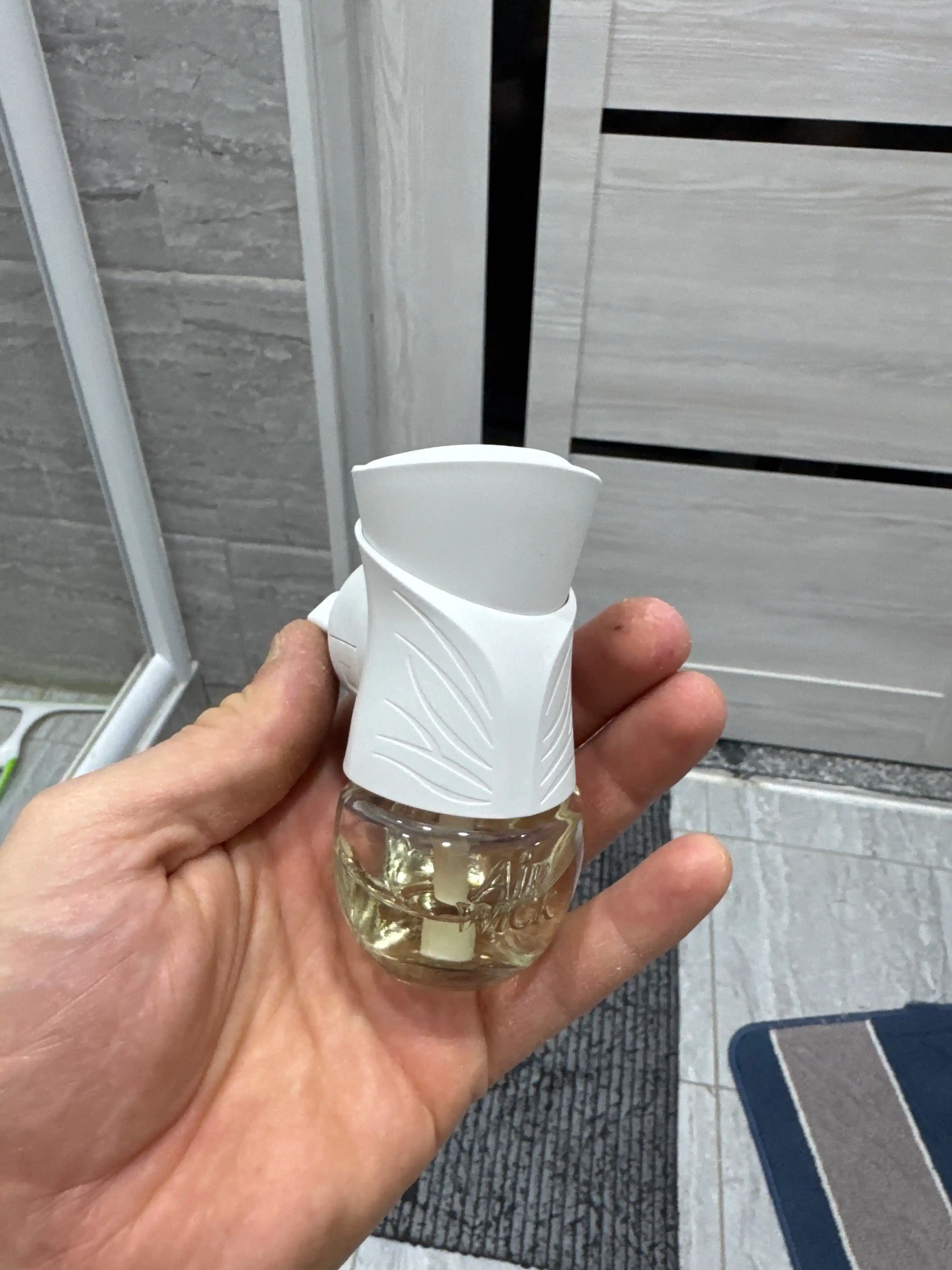 Диффузер аромамасел со сменным флаконом Air Wick "Прохлада льна и свежесть сирени", 19 мл