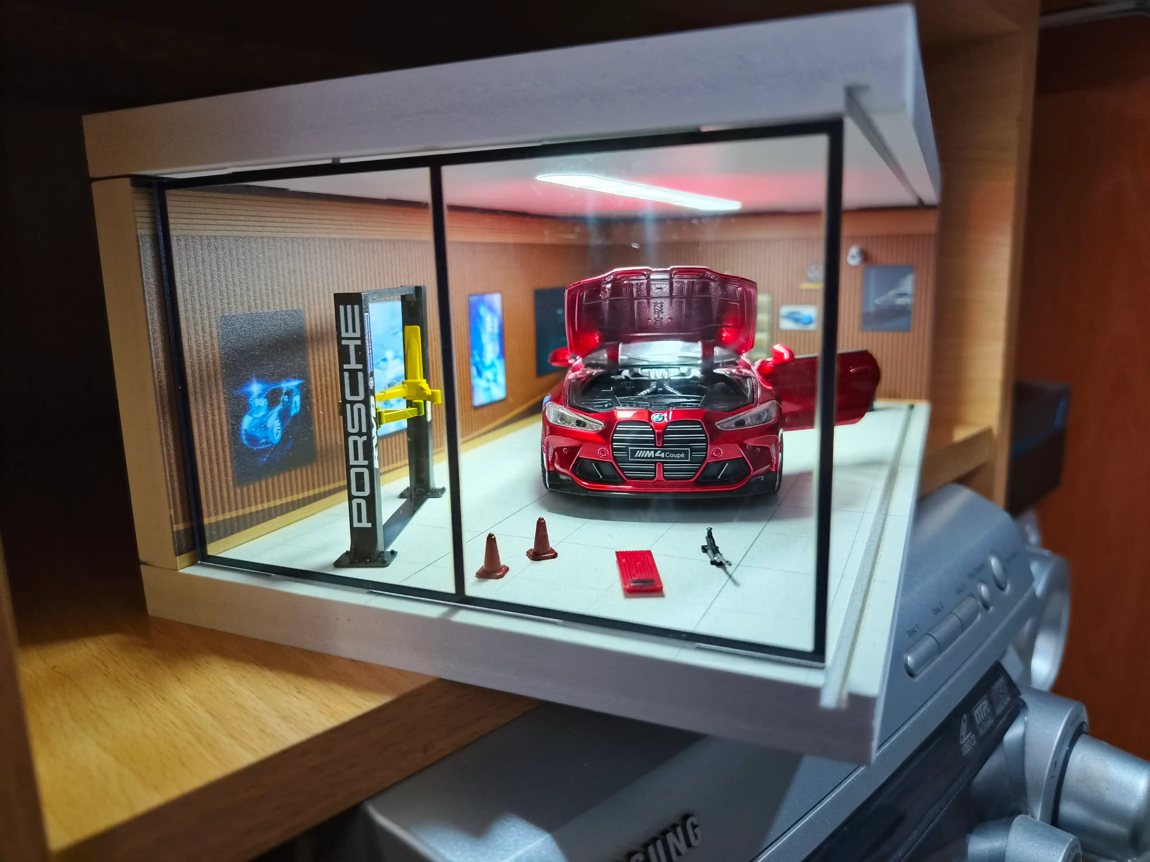 Diorama 1:64, Hot Wheels, Mini GT, Tomica va boshqa modellar uchun garaj, LED chiroqlik