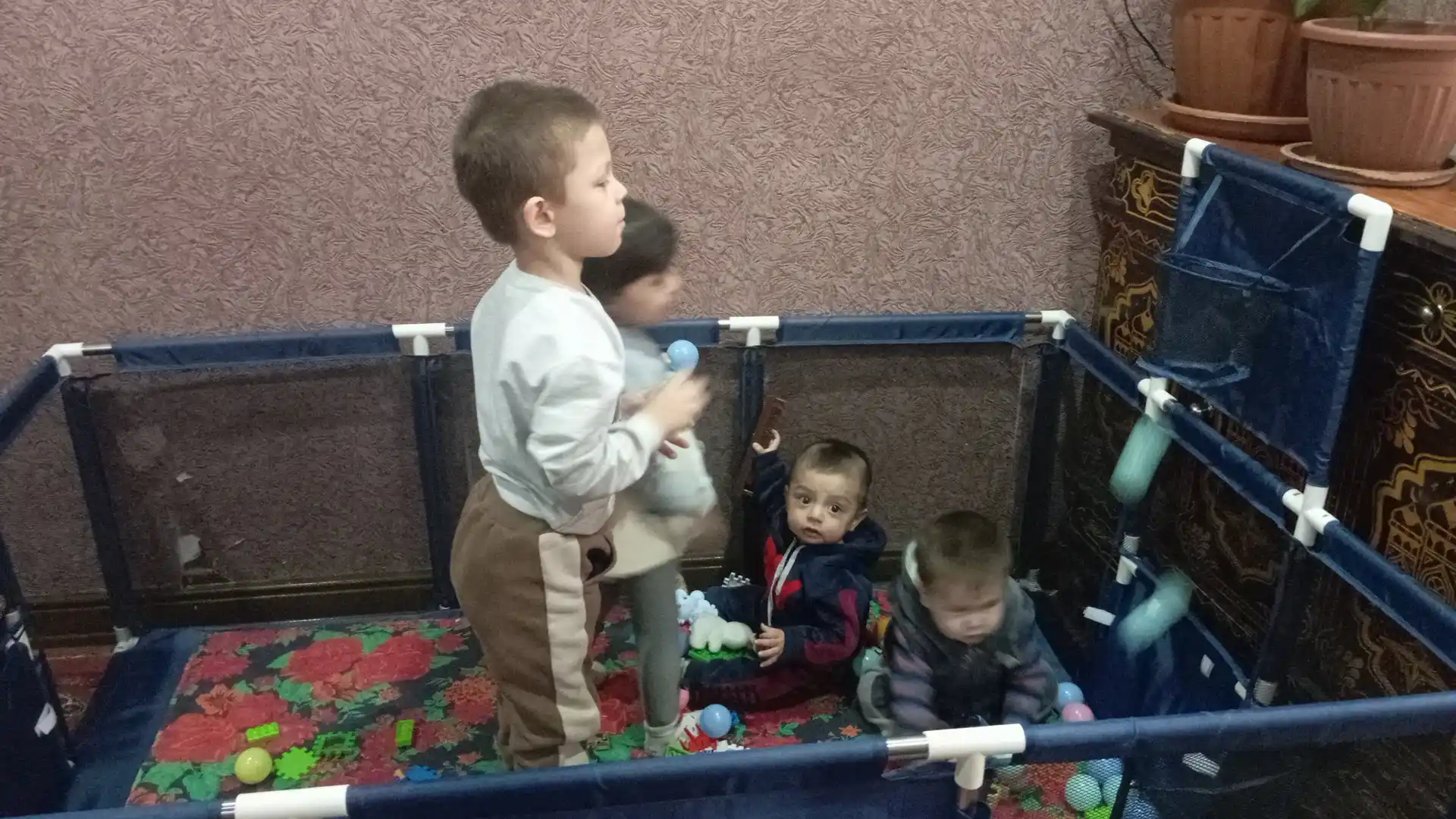 Детский игровой манеж с баскетбольным кольцом и воротами