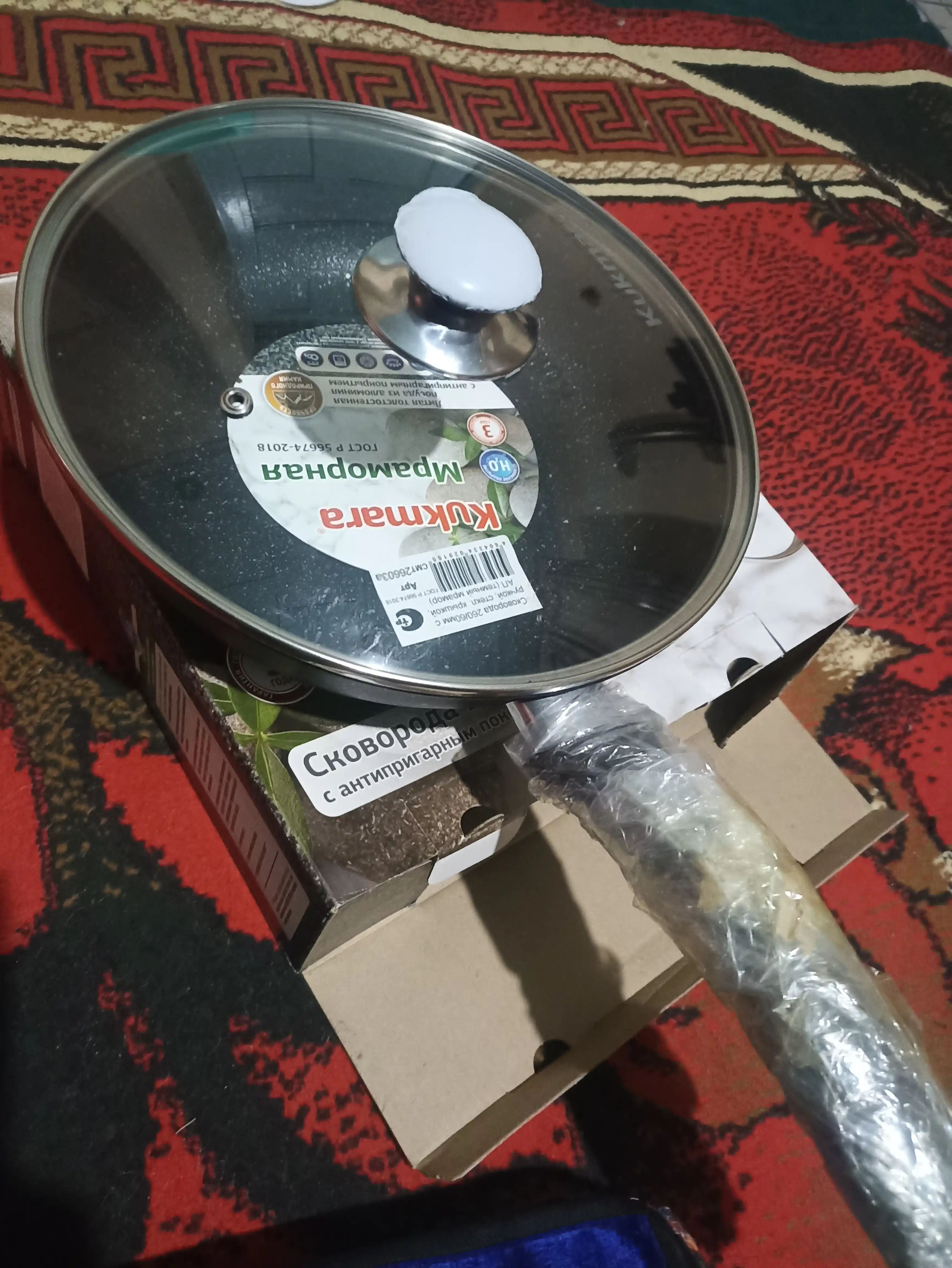 Tova Kukmara yopishmaydigan qoplamali, qora marmar tutqich va shisha qopqoq bilan