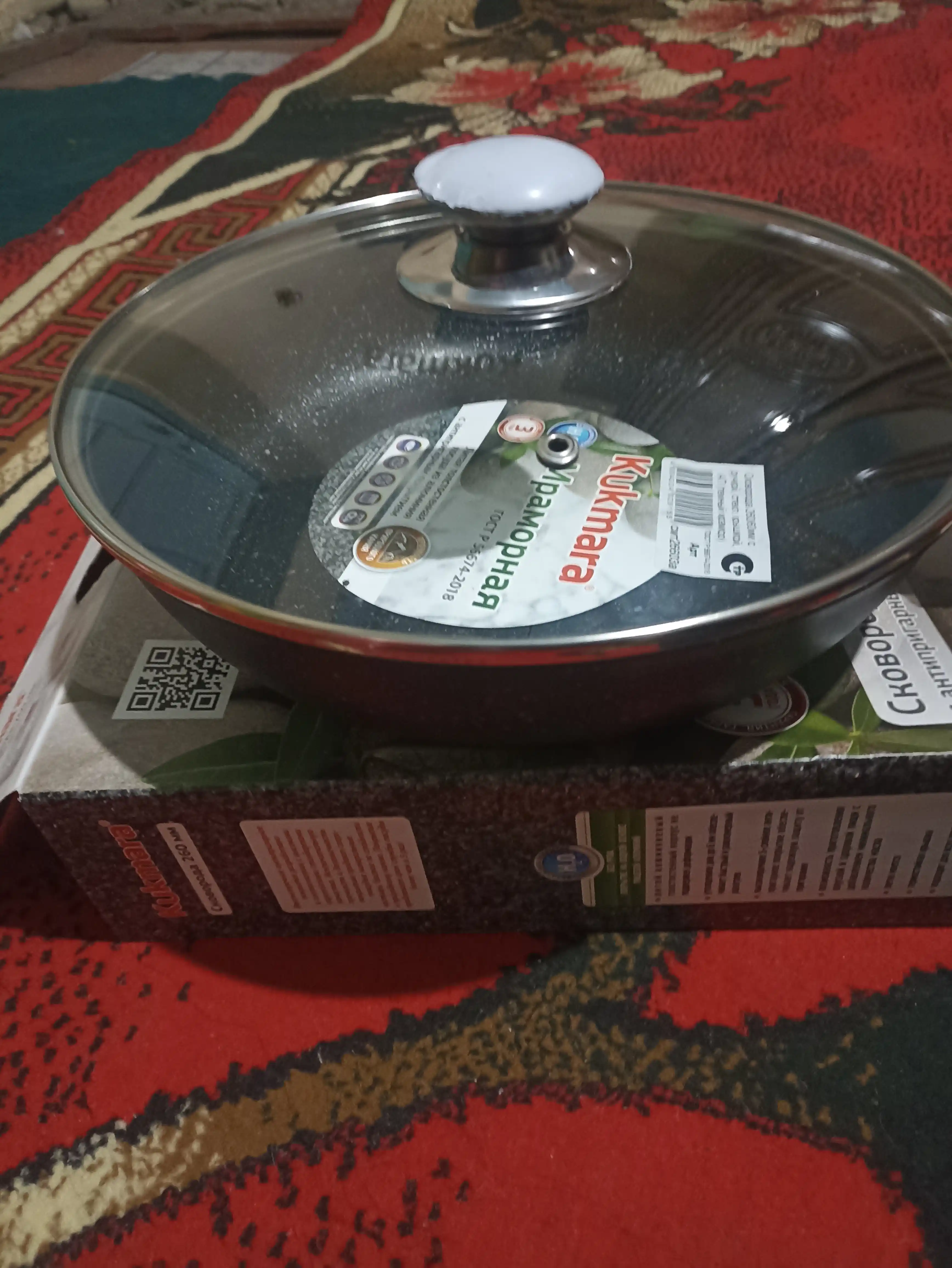 Tova Kukmara yopishmaydigan qoplamali, qora marmar tutqich va shisha qopqoq bilan