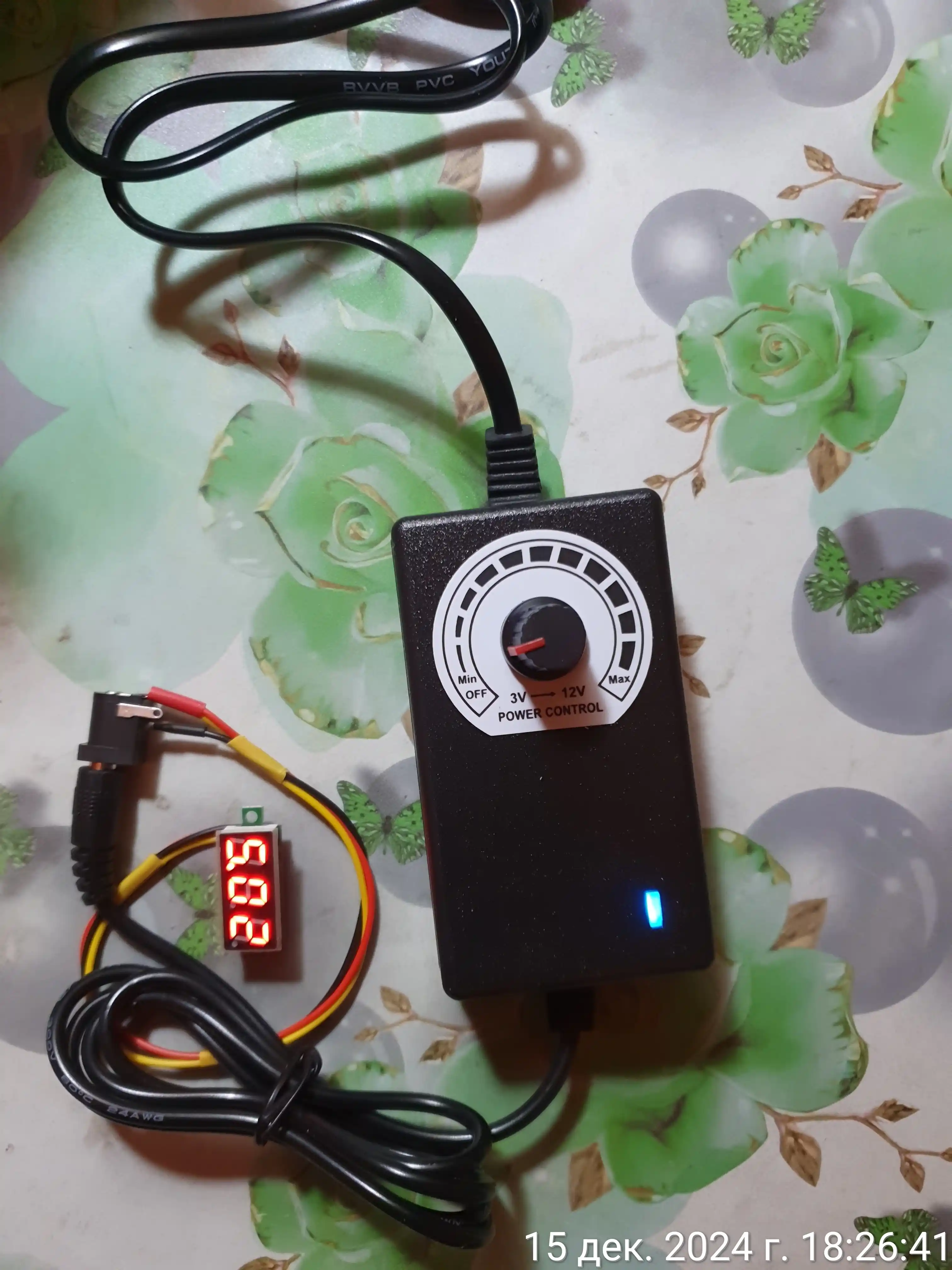 Universal quvvat bloki 3-12V 2A, 5.5x2.1 mm raz'yom, sozlanadigan adapter