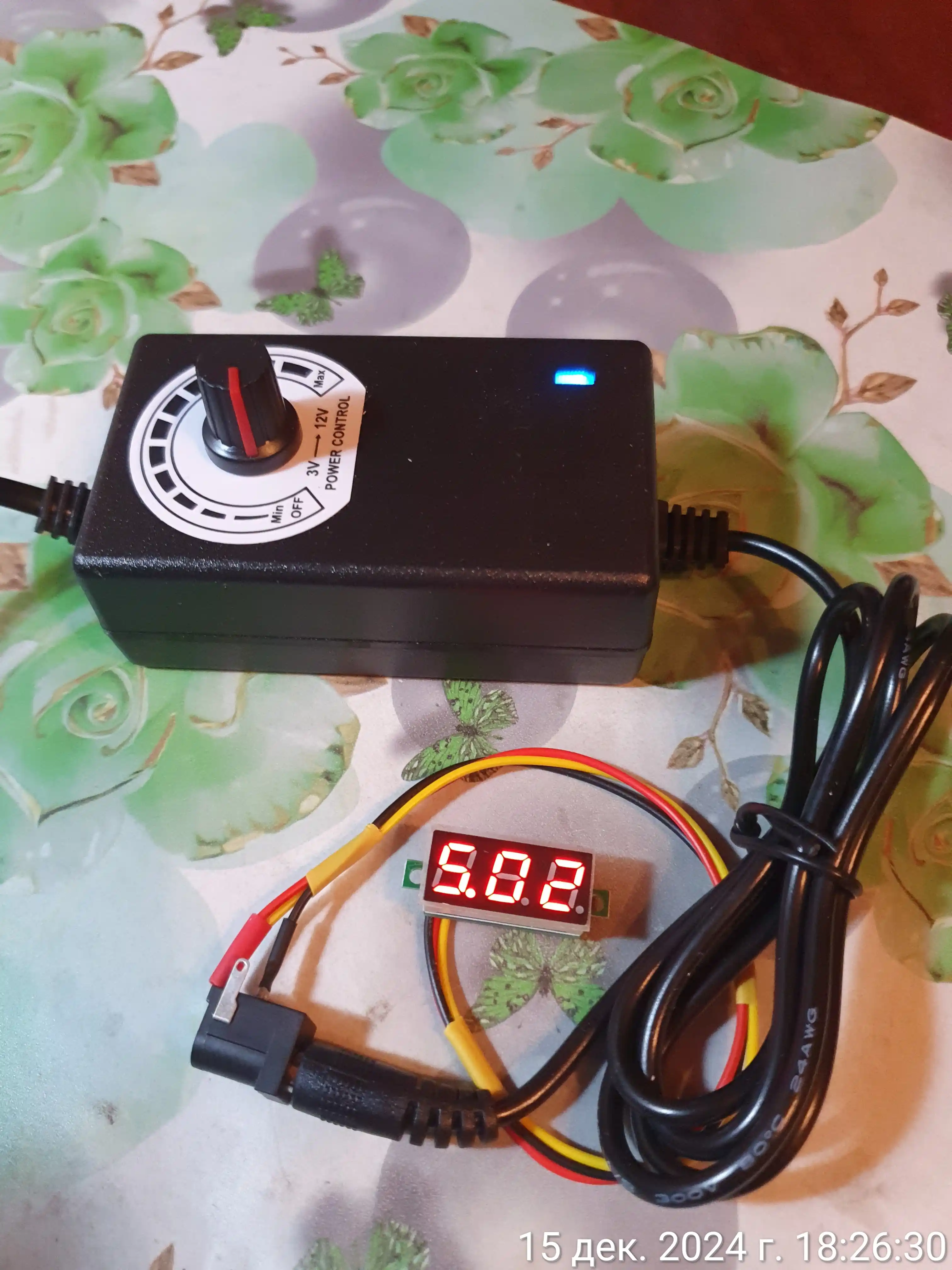 Universal quvvat bloki 3-12V 2A, 5.5x2.1 mm raz'yom, sozlanadigan adapter