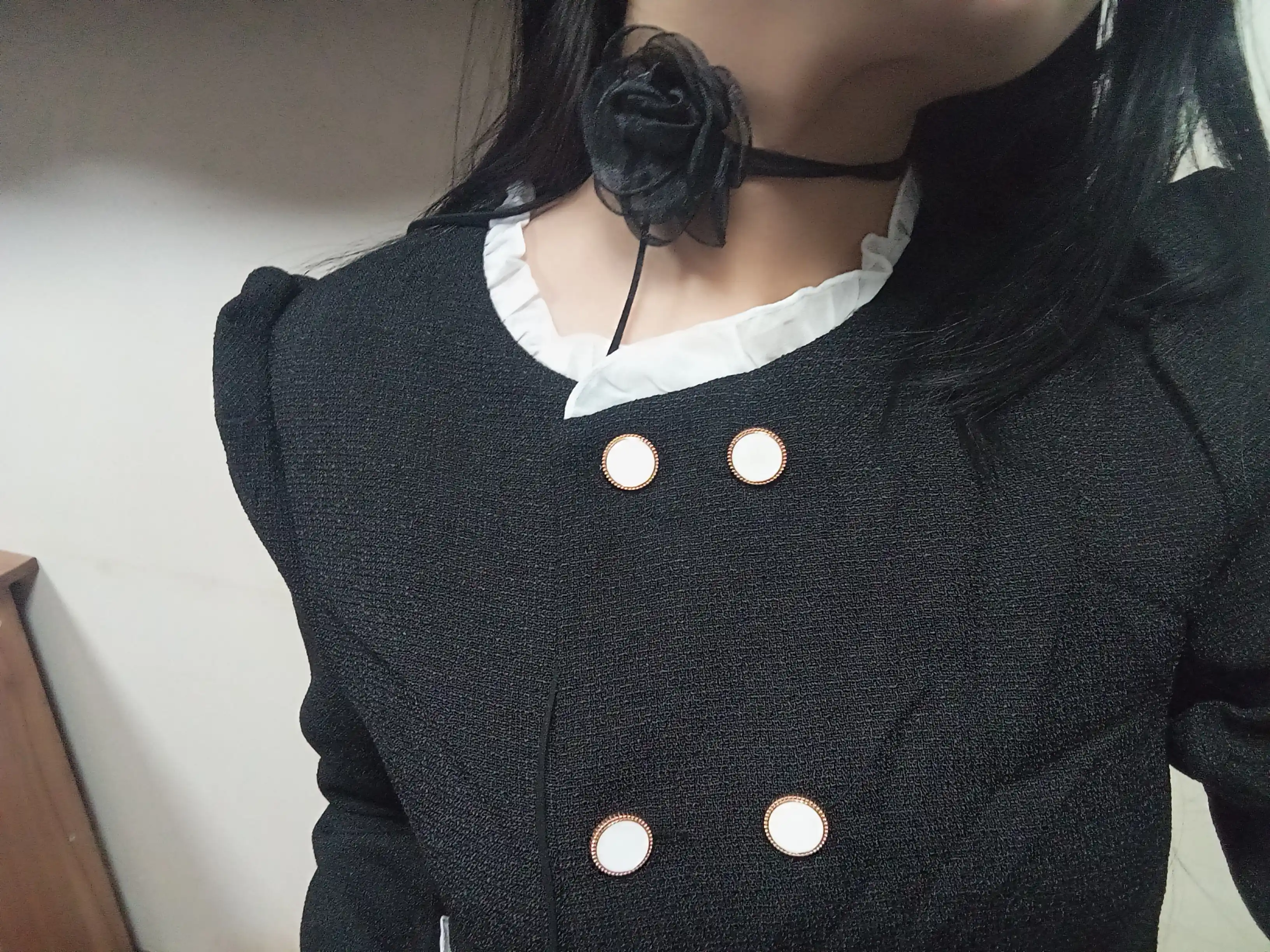 Qora gulli bo'yinbog'li choker