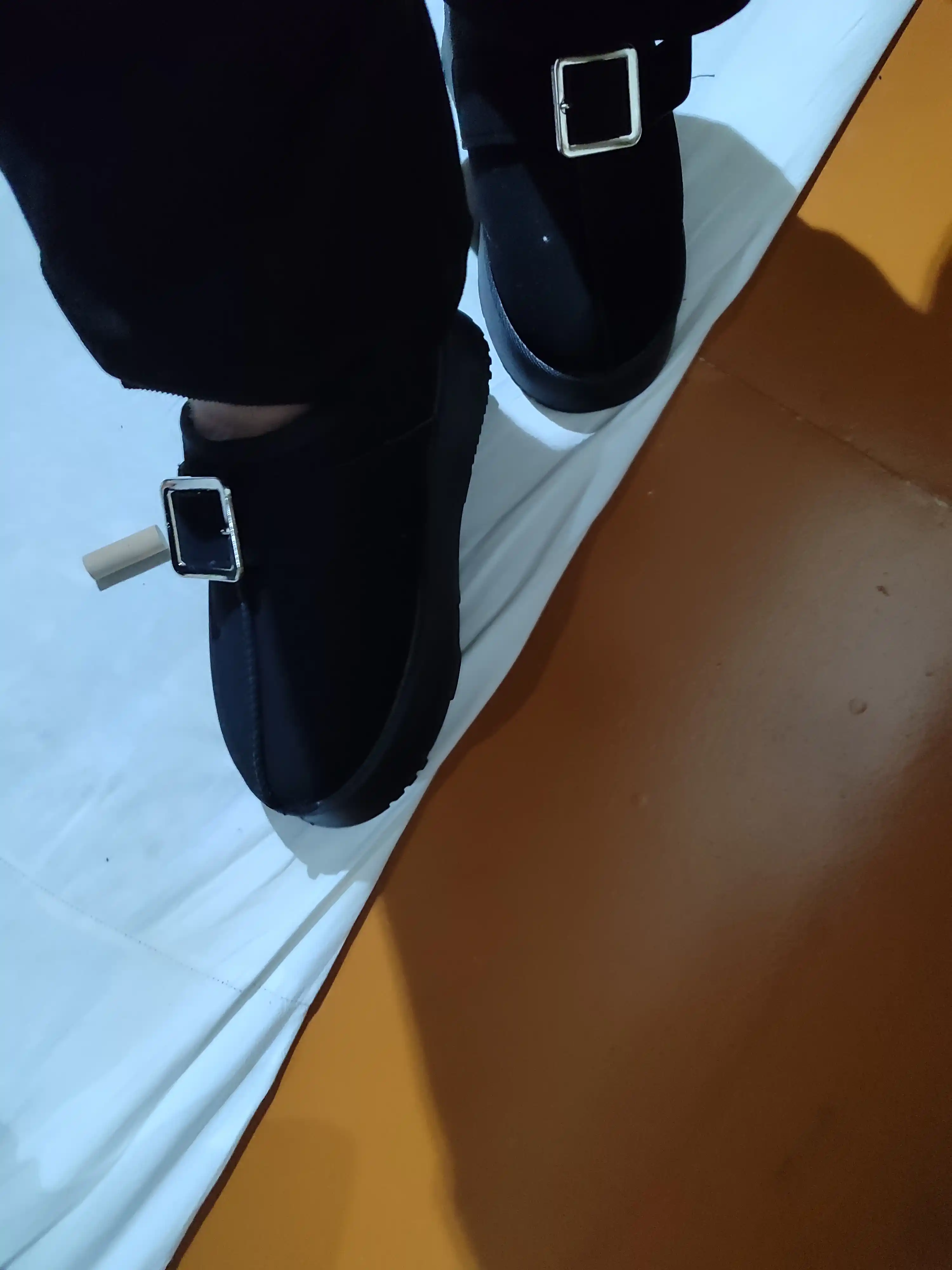 Ayol va qizlar uchun issiq, uggi poyabzal bir o‘lcham kichik keladi
