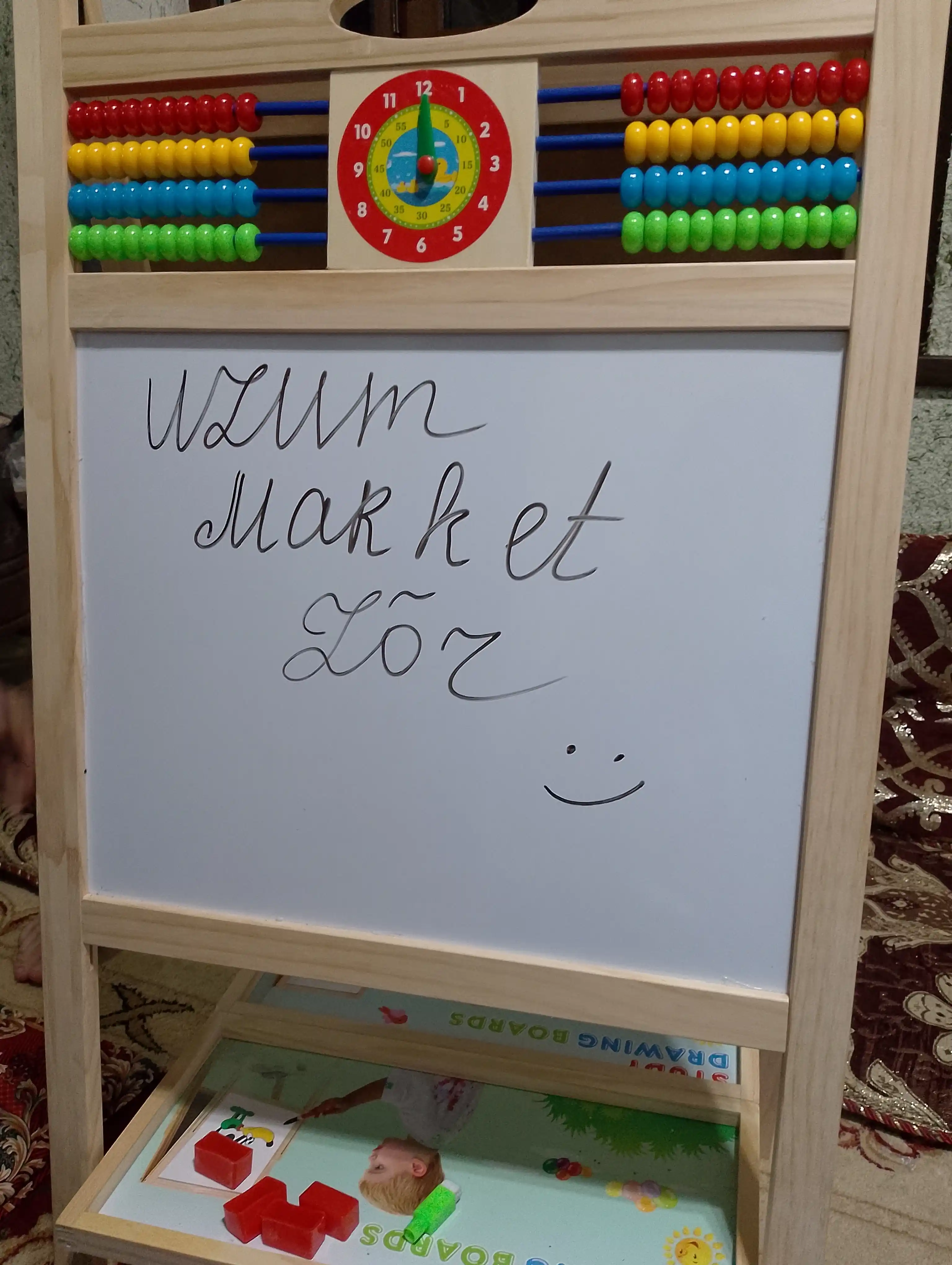 Bolalar molberti, bo'r va marker bilan, chizish uchun magnit doska