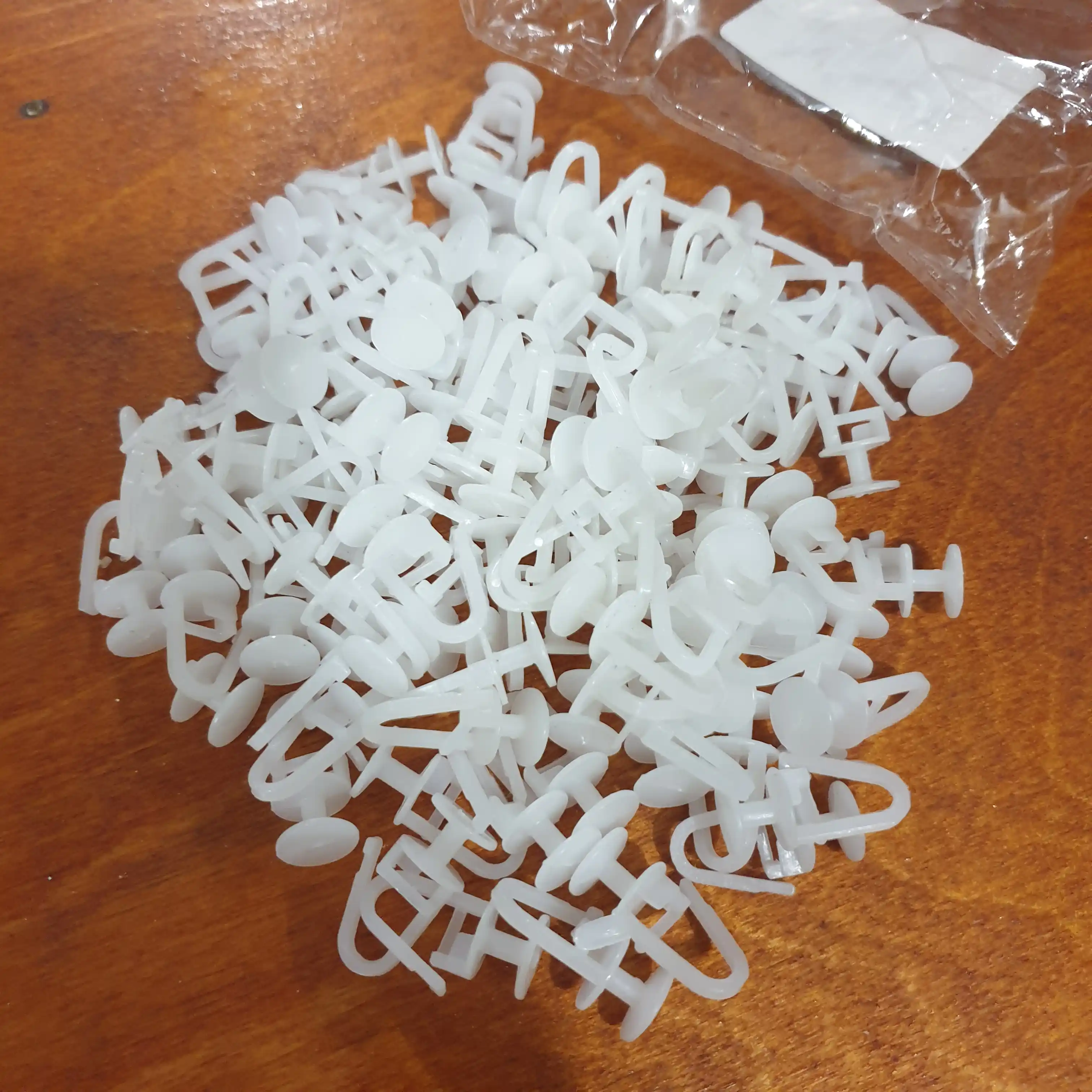 Parda uchun ilgaklar, plastik karnizlar uchun + 4 dona stop