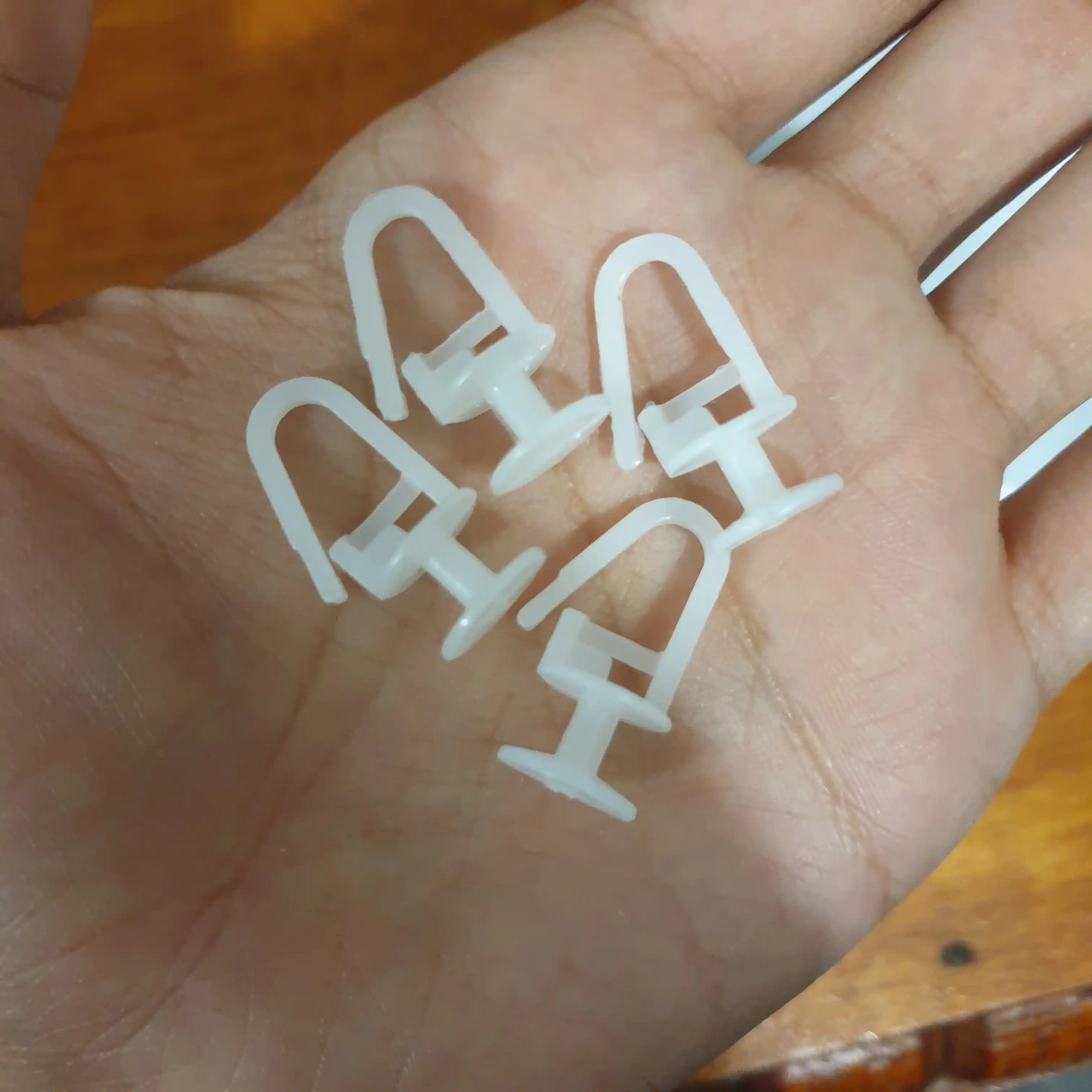 Parda uchun ilgaklar, plastik karnizlar uchun + 4 dona stop