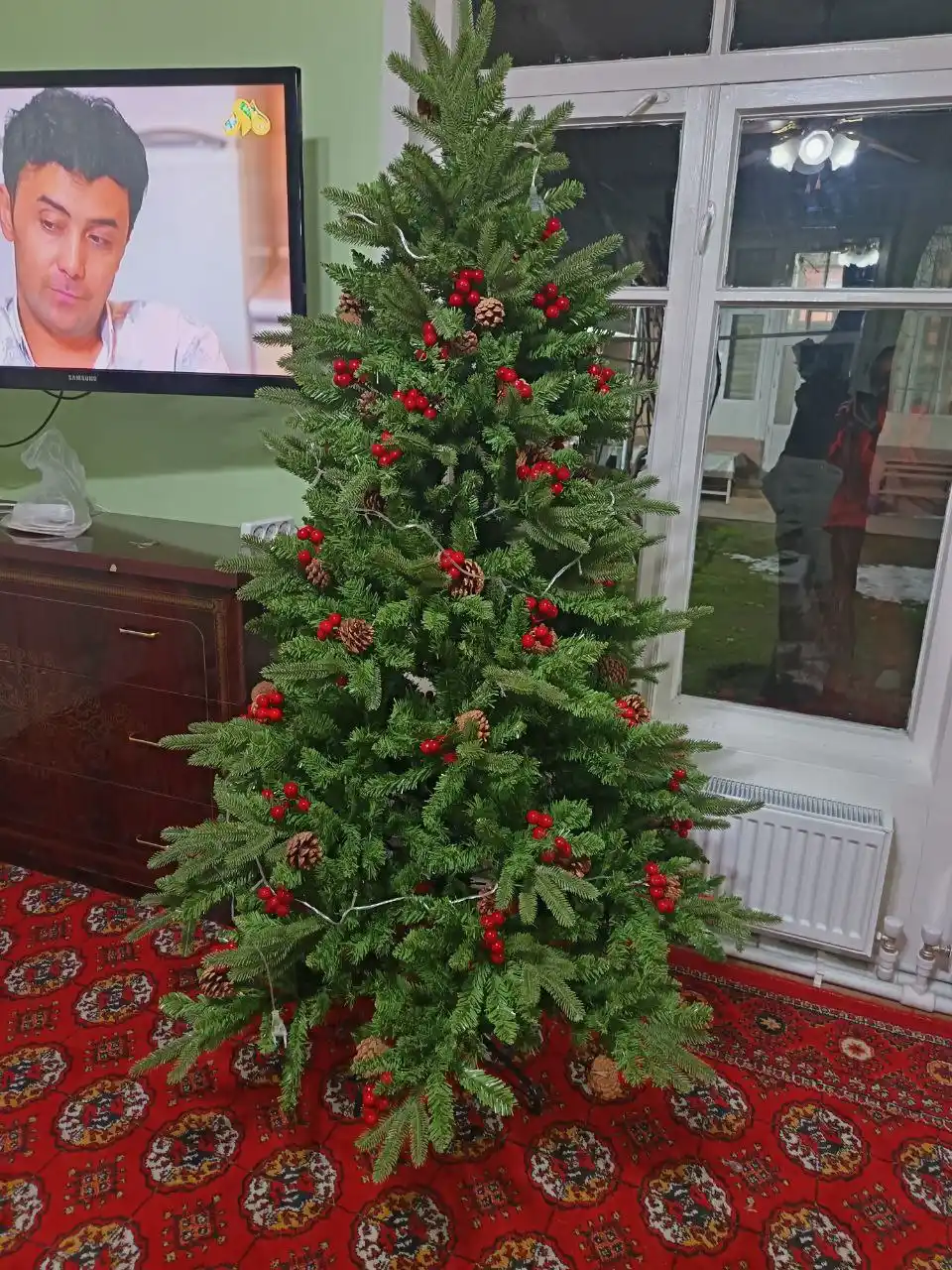 Sun'iy Yangi yil archasi "Ormon ertagi", shoxchalar va mevalar bilan, 120 dan 300 sm gacha