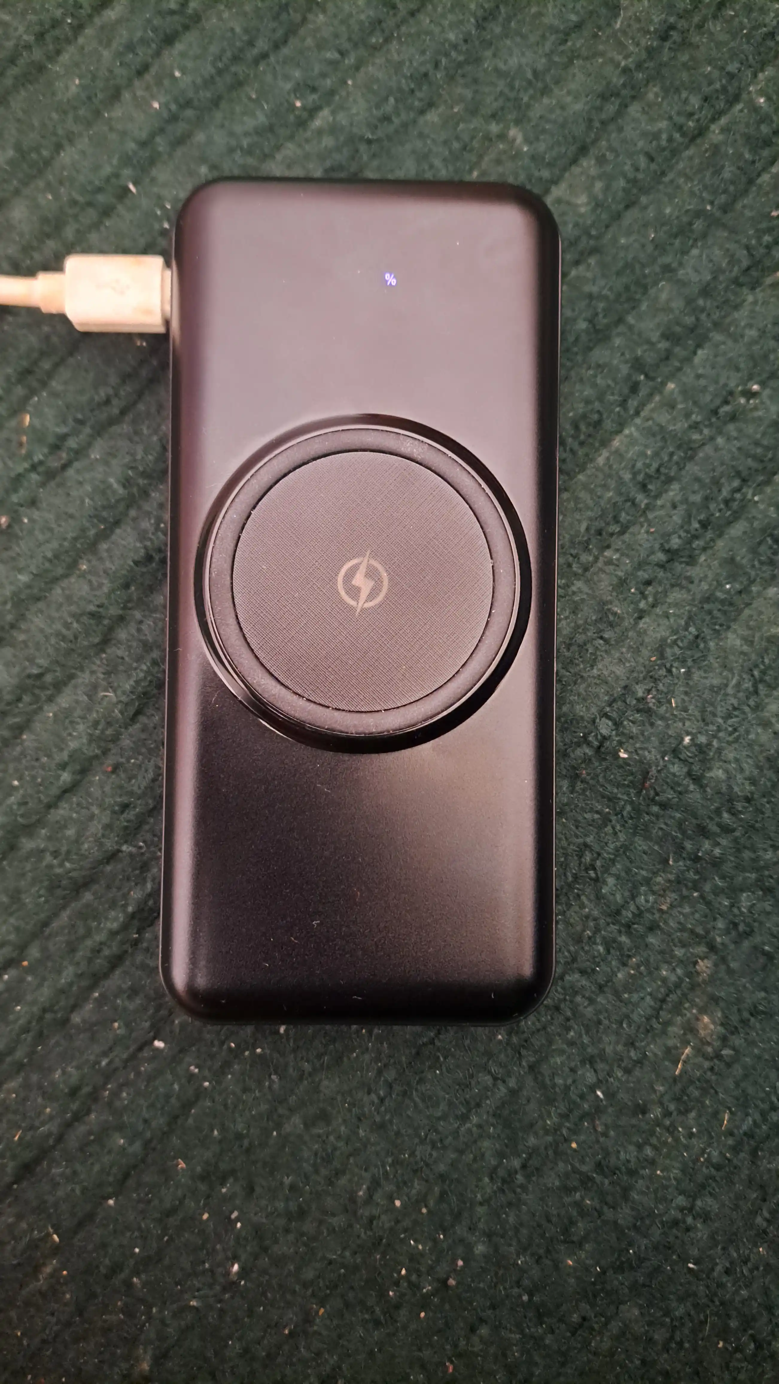 Simsiz zaryadlovchi power bank, zamonaviy dizayn, 4 ta kabel bilan