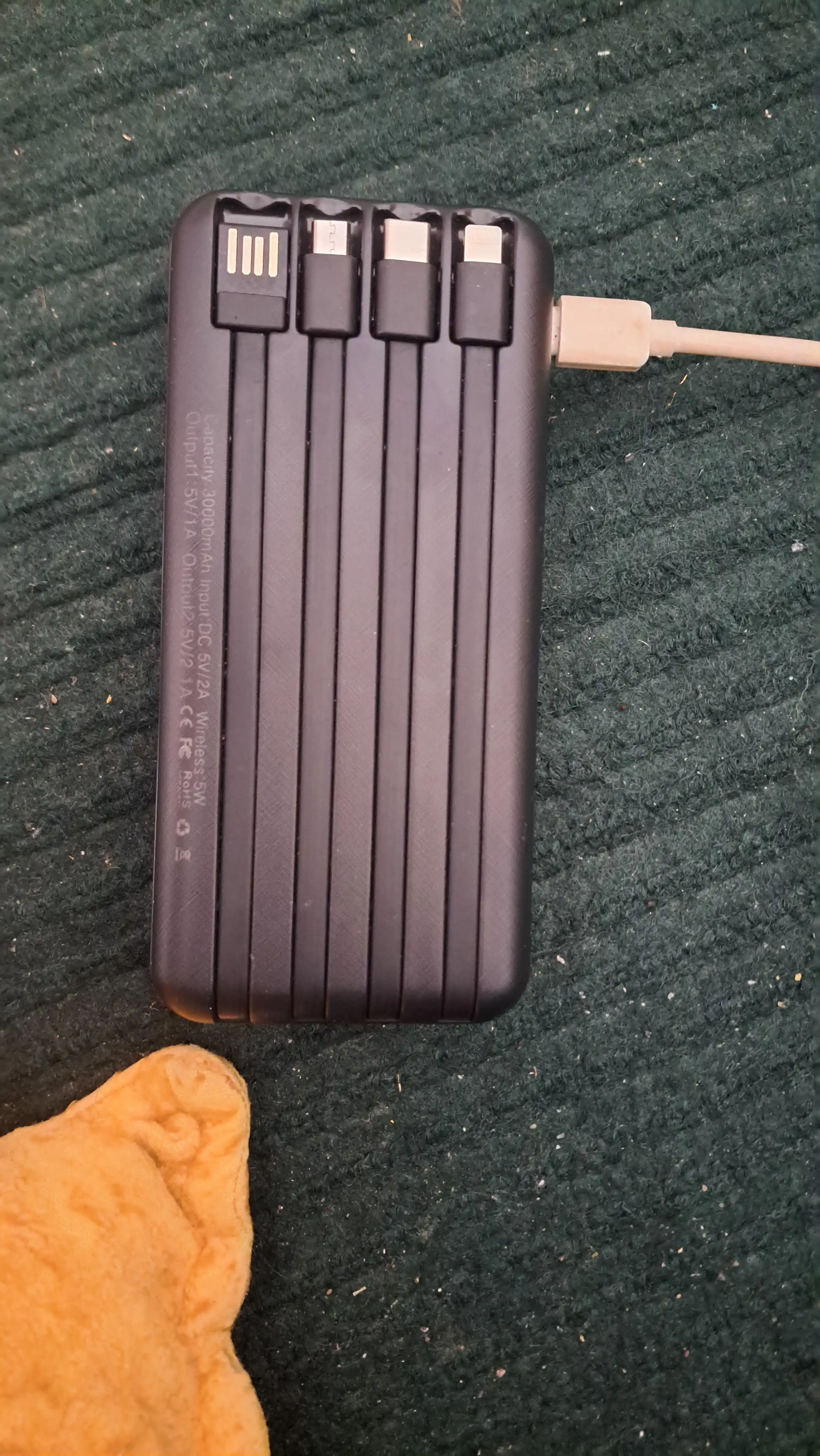 Simsiz zaryadlovchi power bank, zamonaviy dizayn, 4 ta kabel bilan