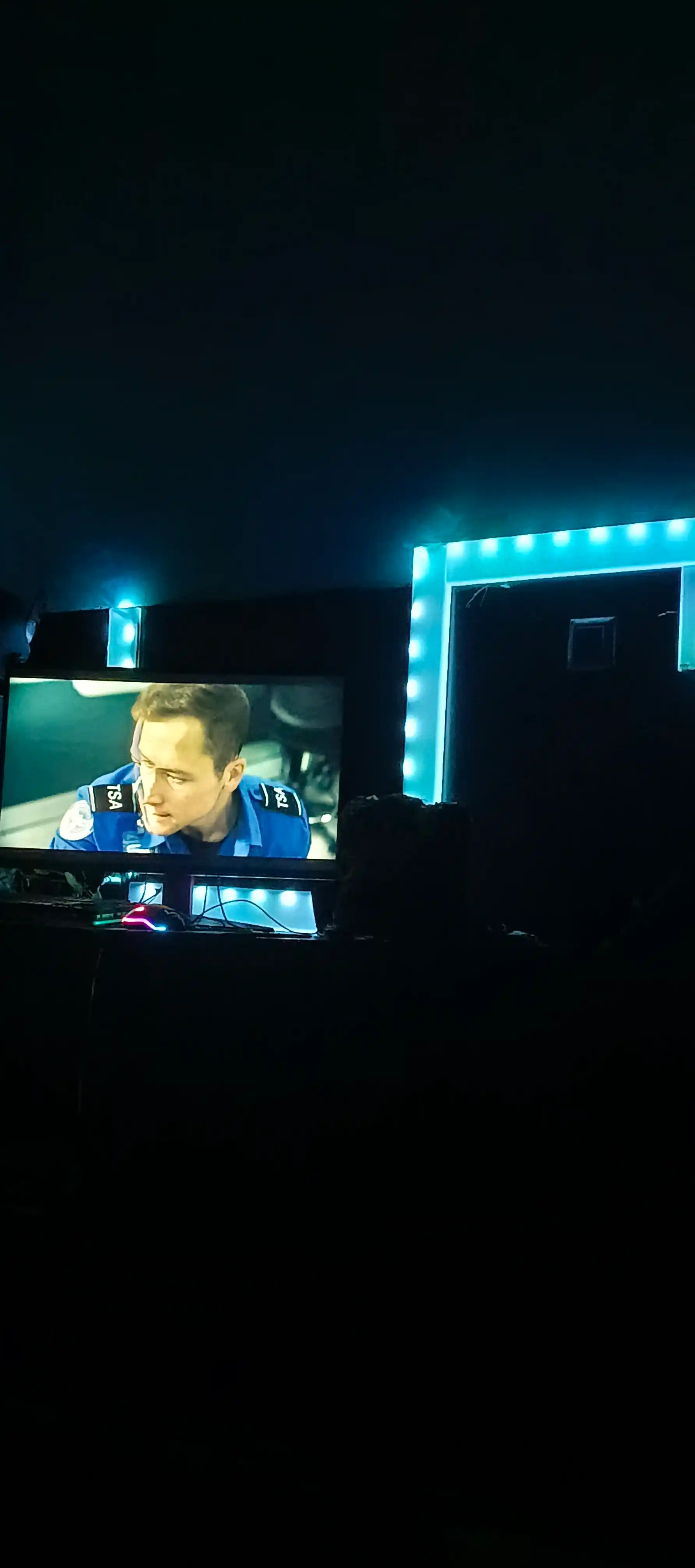 Rangli LED tasmasi, masofadan boshqarish pulti va telefon orqali boshqariladigan, 5 metr