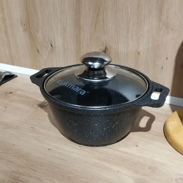 Kastryulya Kukmara, shisha qopqoq bilan, qora mramor